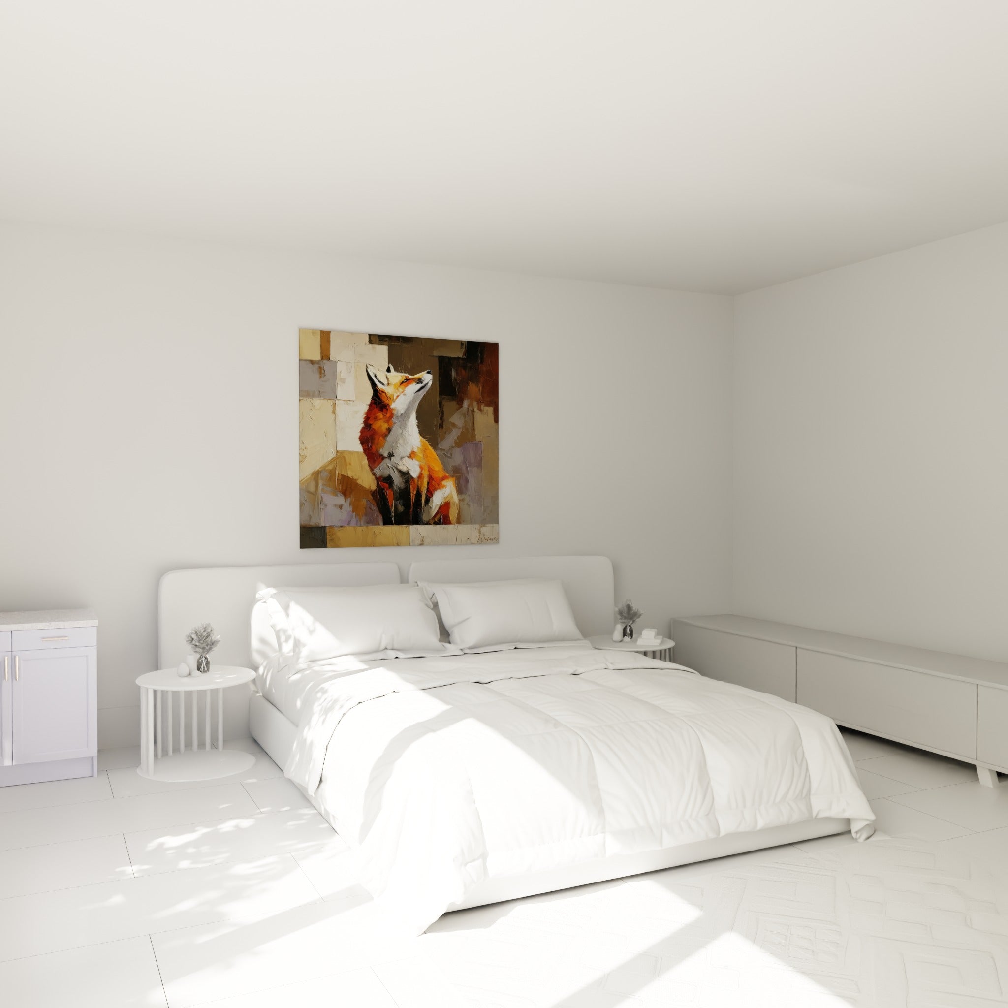 Renard fauve à la tête relevée, touches terracotta et anthracite, au-dessus d'un lit dans une chambre claire