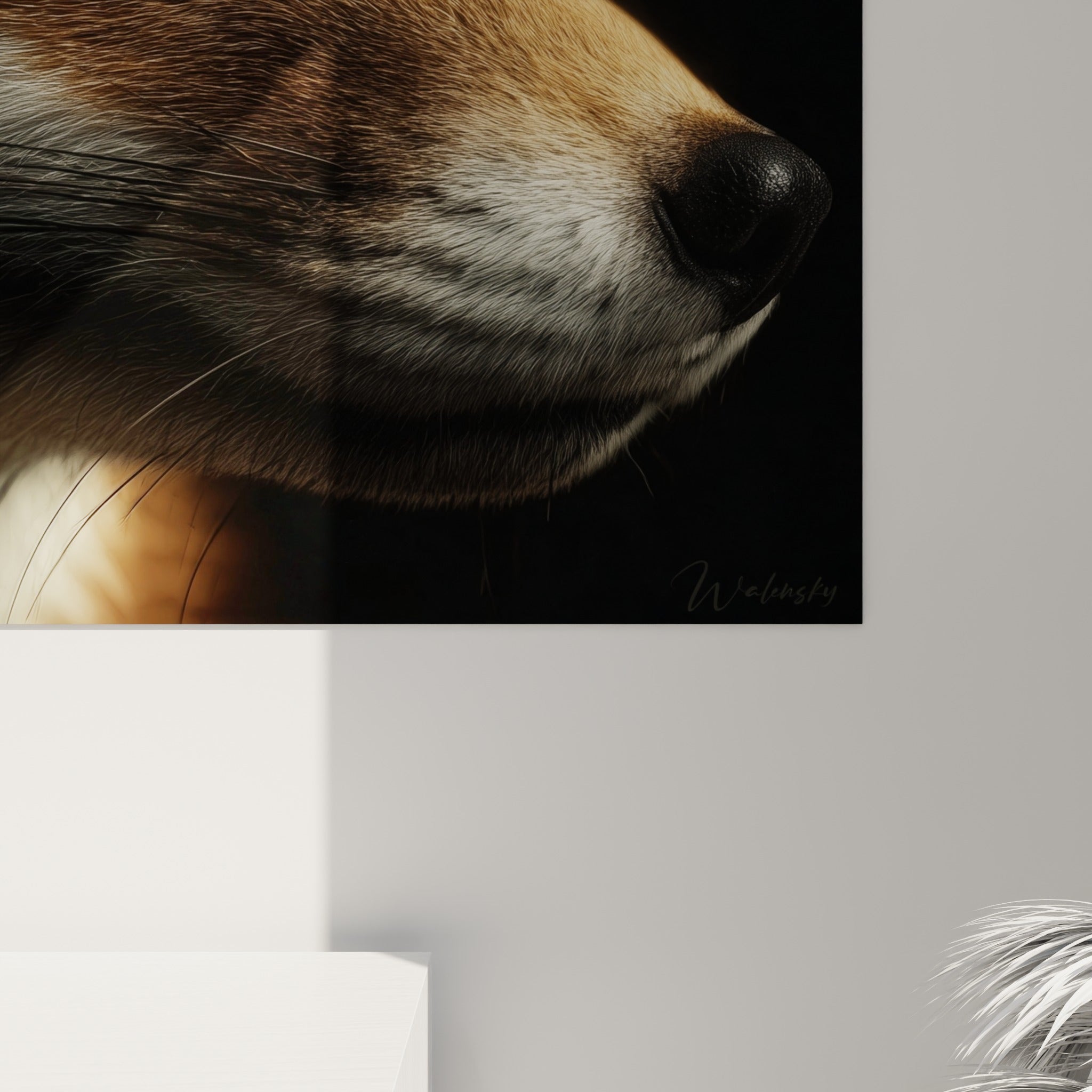 Fourrure du renard en gros plan, mèches fauve et blanches, grain fin de l'impression et lumière ambrée sur l'œil