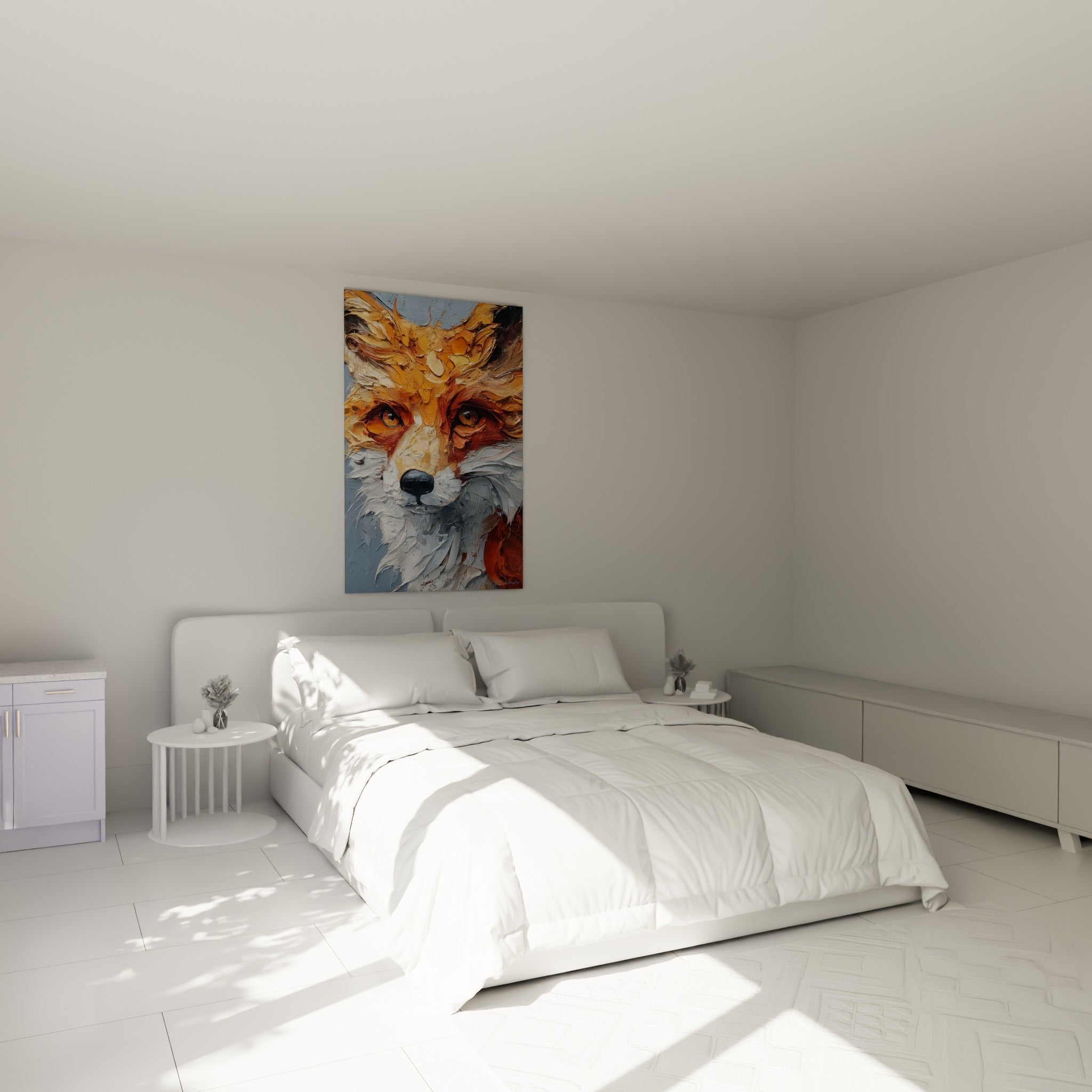 Fauve à la fourrure orangée et blanche accroché au-dessus d'un lit dans une chambre claire
