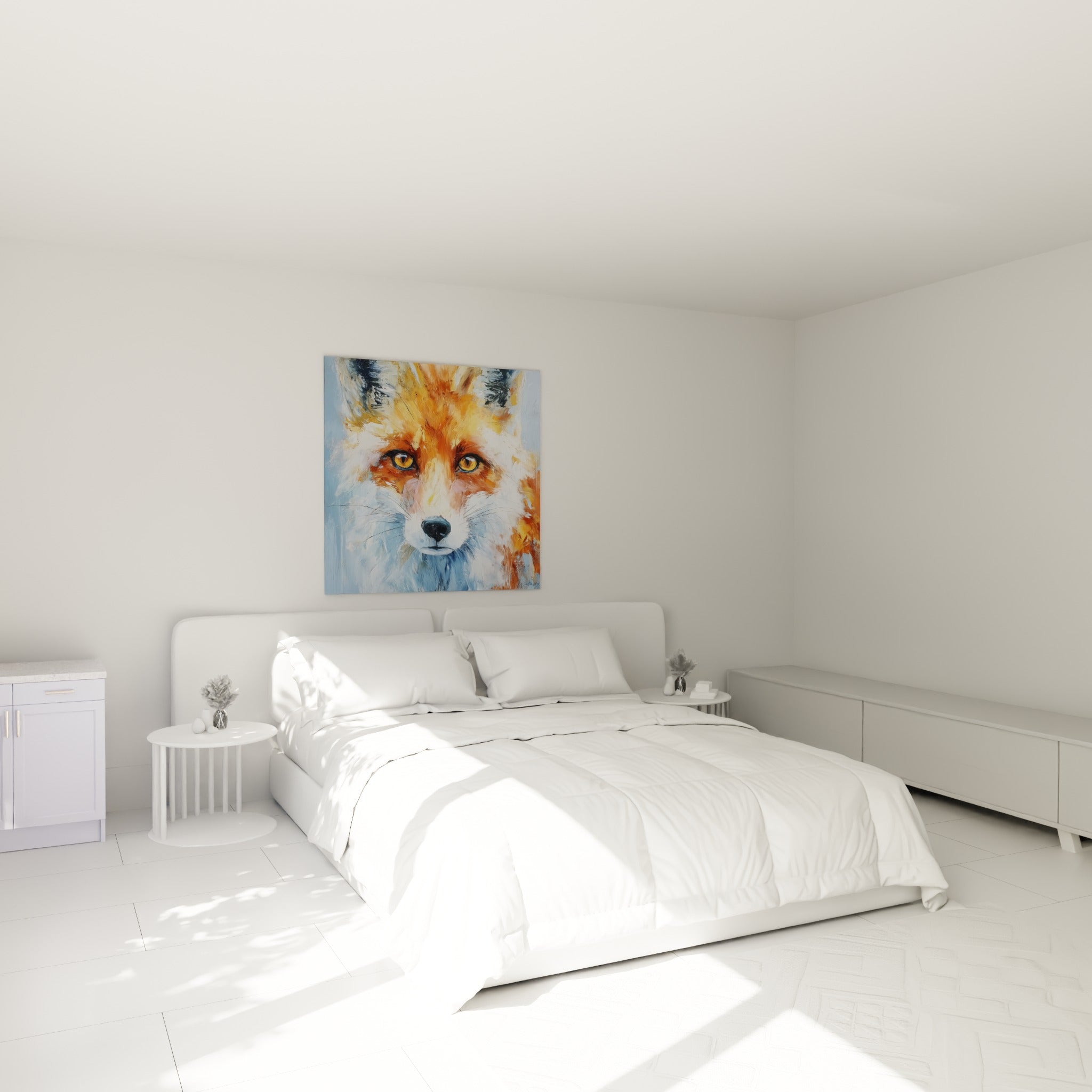 Museau de renard orangé aux yeux jaunes perçants, accroché au-dessus d'un lit dans une chambre claire