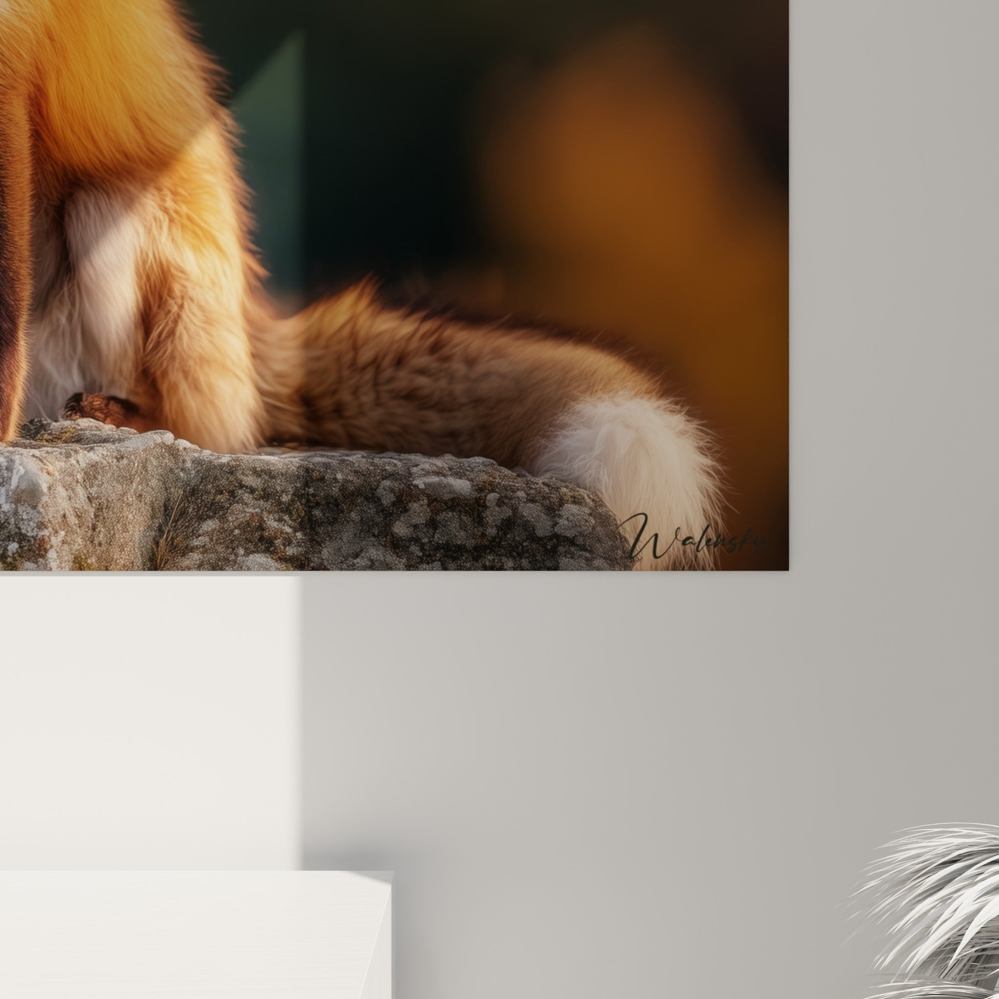 Fourrure du renard en gros plan, mèches orangées et blanches se fondant dans une lumière chaude