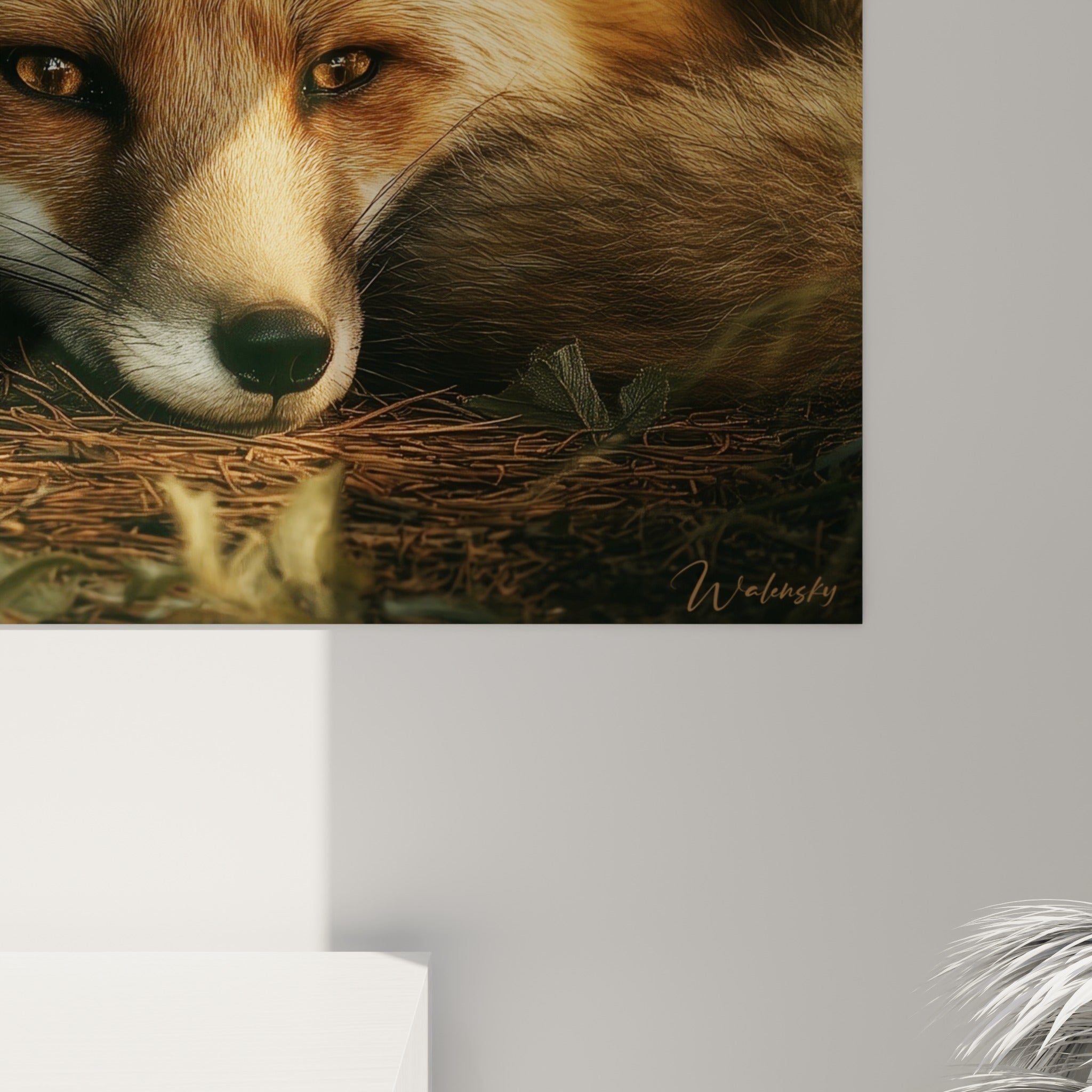 Fourrure rousse et dorée du renard aux détails précis, contraste anthracite du feuillage en arrière-plan