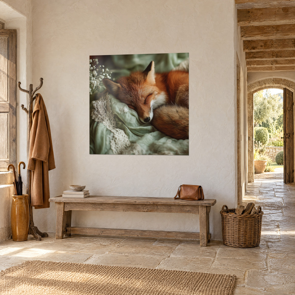 Cuadro zorro de pelaje naranja, oreja ribeteada de negro, encaje crema sobre sábana verde suave, en una casa de campo de piedra