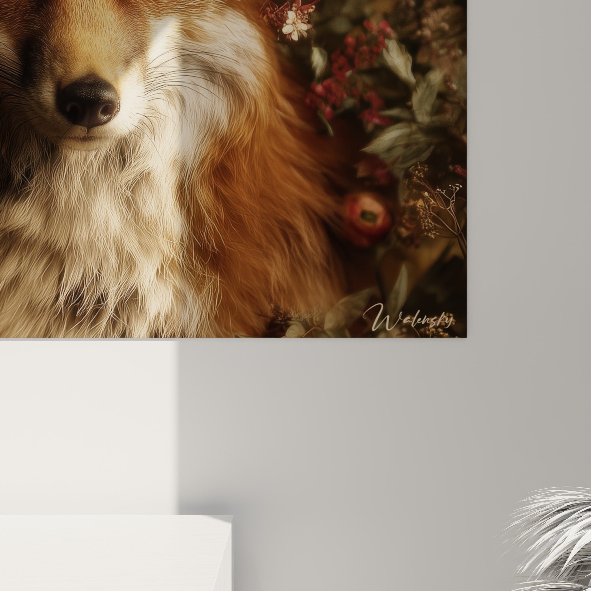 Fourrure du renard finement texturée en roux et crème, coulures dorées des fleurs en arrière-plan