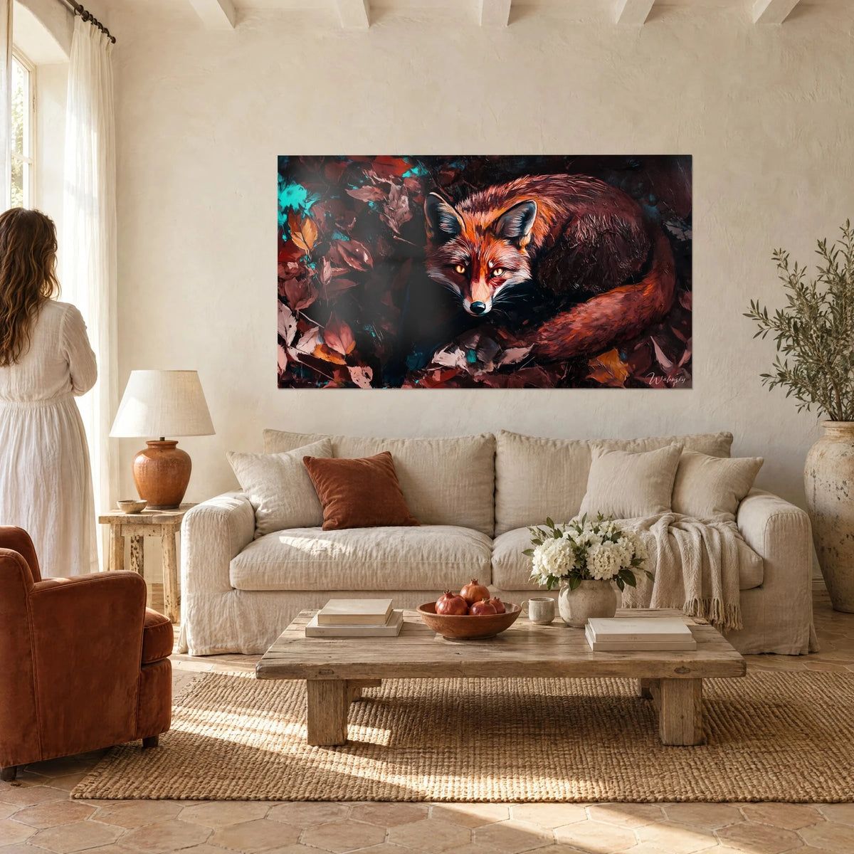Quadro volpe rossa acciambellata tra foglie marroni, occhi ambra penetranti, tocchi turchesi, sopra un divano in un soggiorno luminoso
