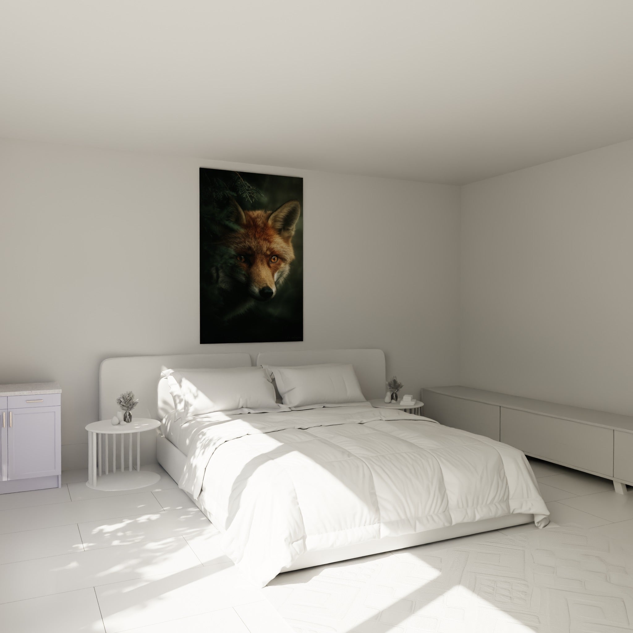 Museau blanc et pelage roux du renard sauvage, au-dessus d'un lit dans une chambre claire