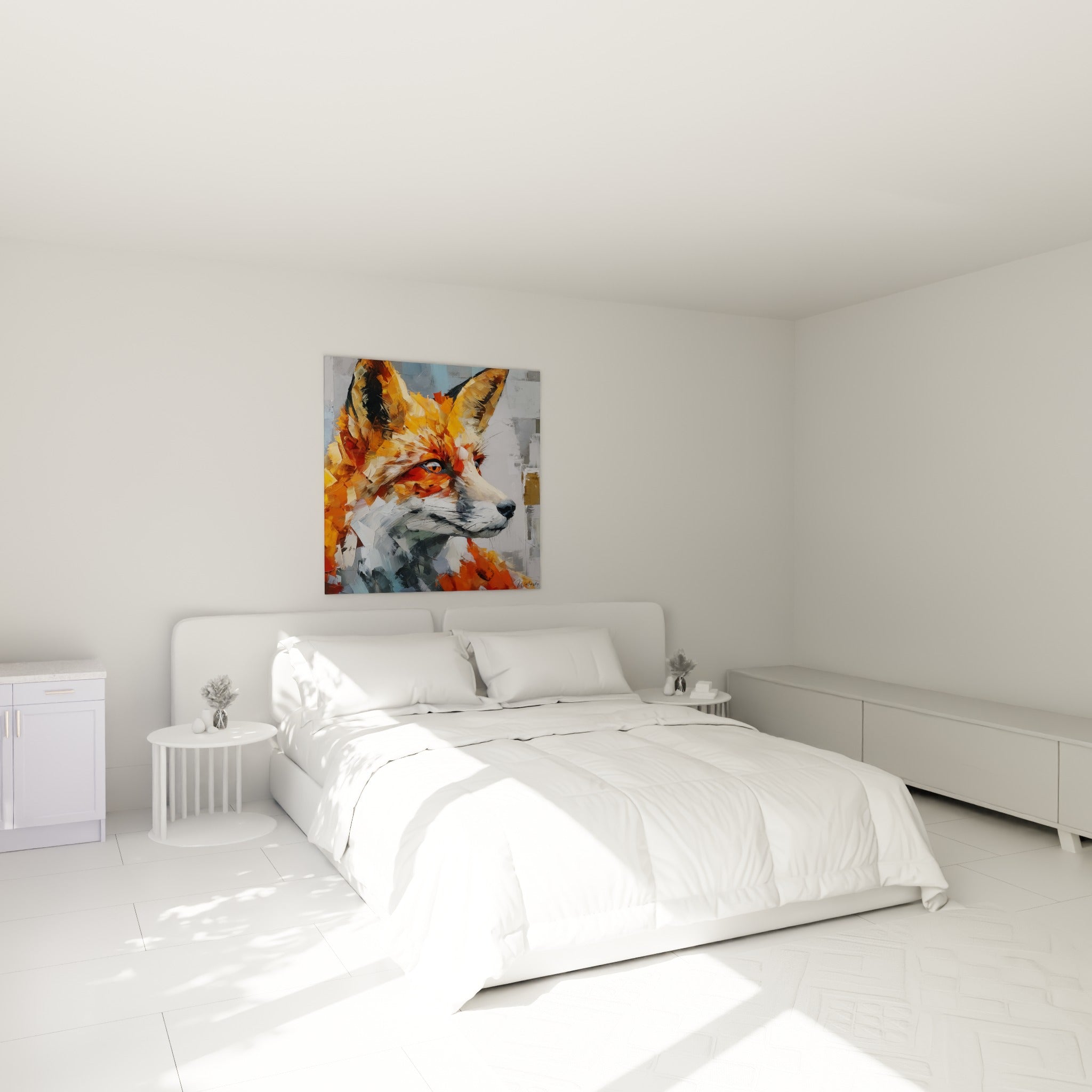 Museau blanc et pelage fauve du renard peint, accroché au-dessus d'un lit dans une chambre claire