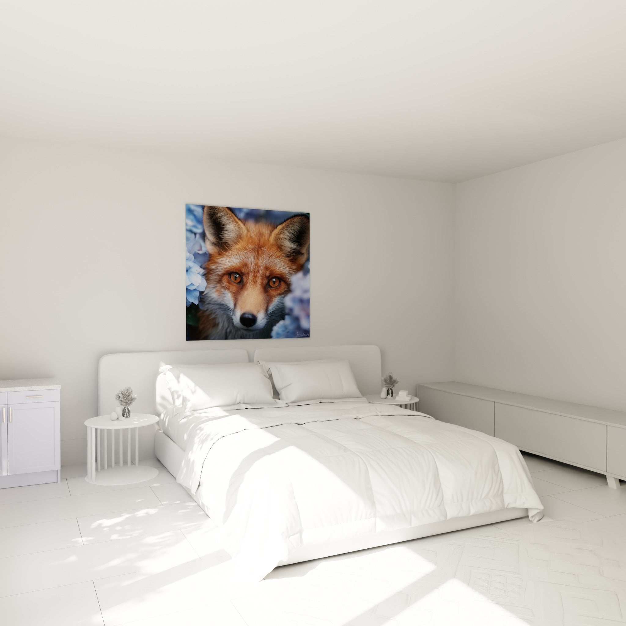 Museau roux et regard doré du Renard accroché au-dessus d'un lit dans une chambre claire