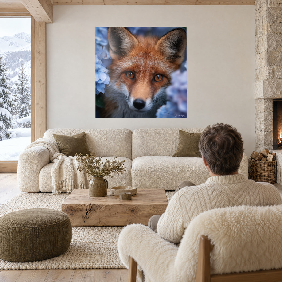 Gemälde Fuchs mit bernsteinfarbenen Augen zwischen blauen Hortensien, quadratischer Rahmen, ein Mann von hinten, über einem Sofa in einem hellen Wohnzimmer