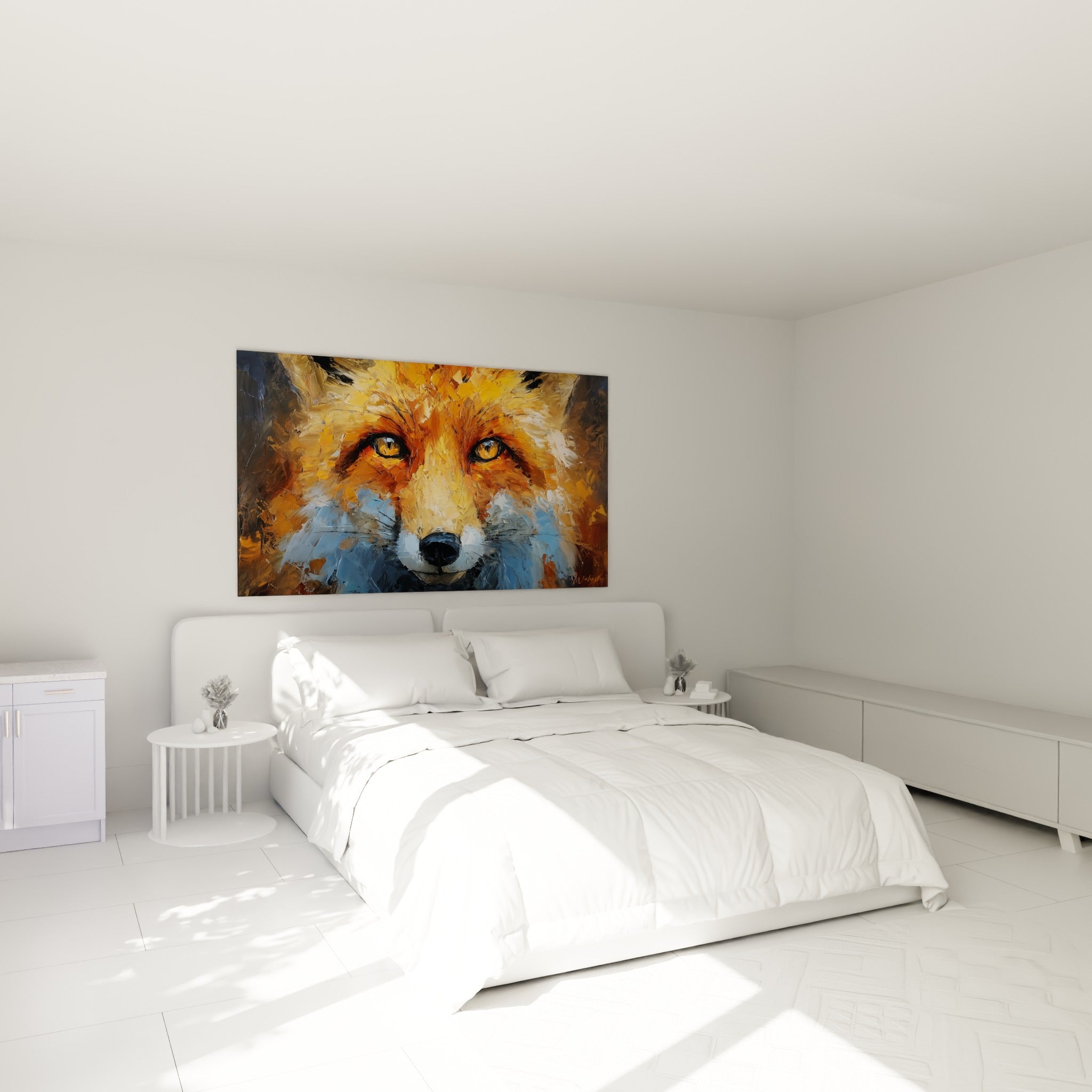 Museau de renard bleu ardoise et pelage doré texturé, au-dessus d'un lit dans une chambre claire
