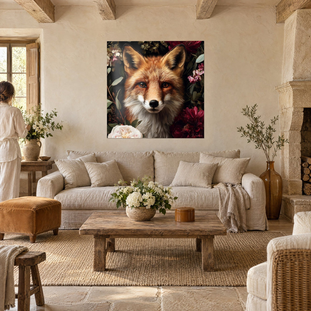 Gemälde Fuchs mit weißer Schnauze zwischen purpurroten Pfingstrosen, Paar von hinten, über einem Sofa in einem hellen Wohnzimmer