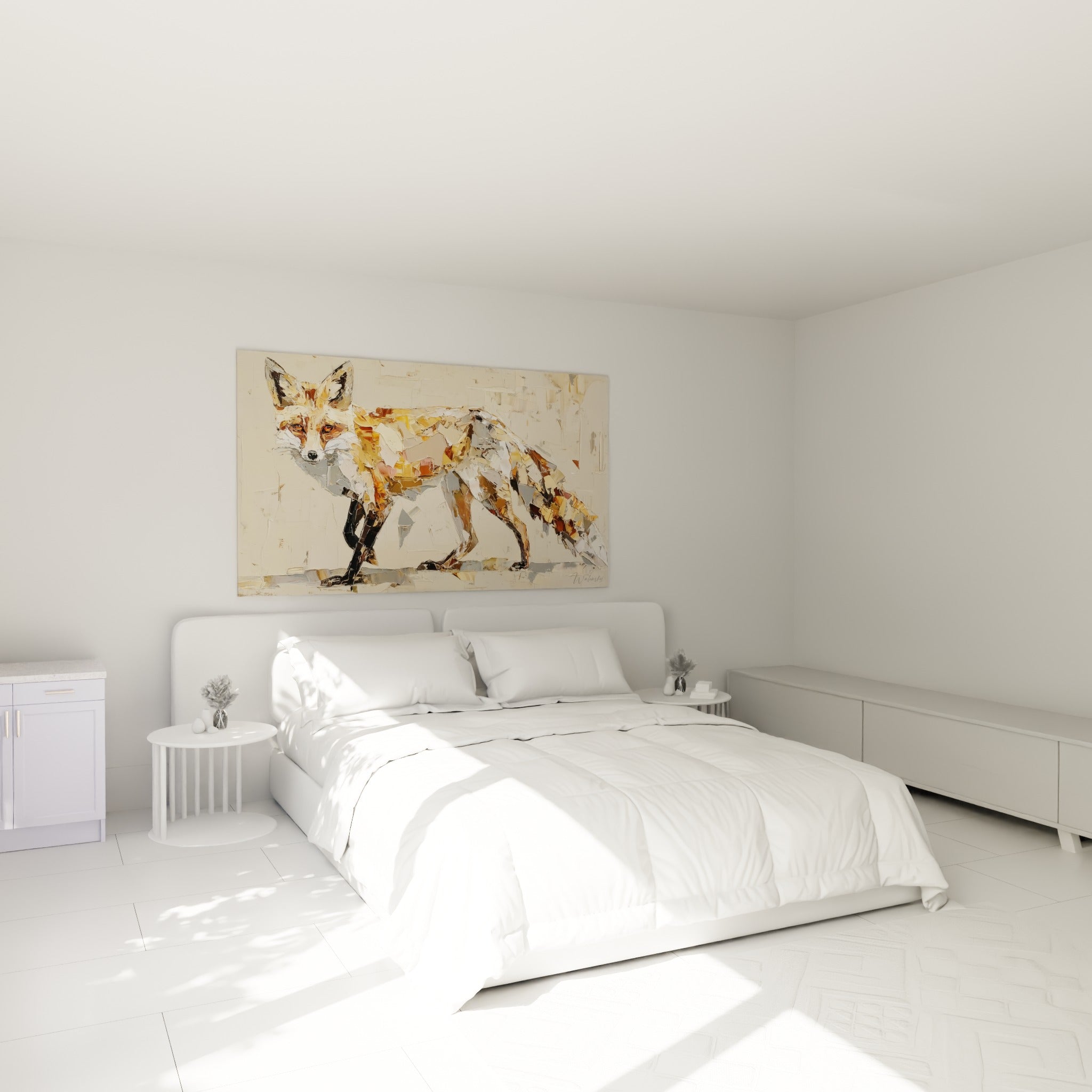 Museau blanc et robe ocre du renard, accroché au-dessus d'un lit dans une chambre claire