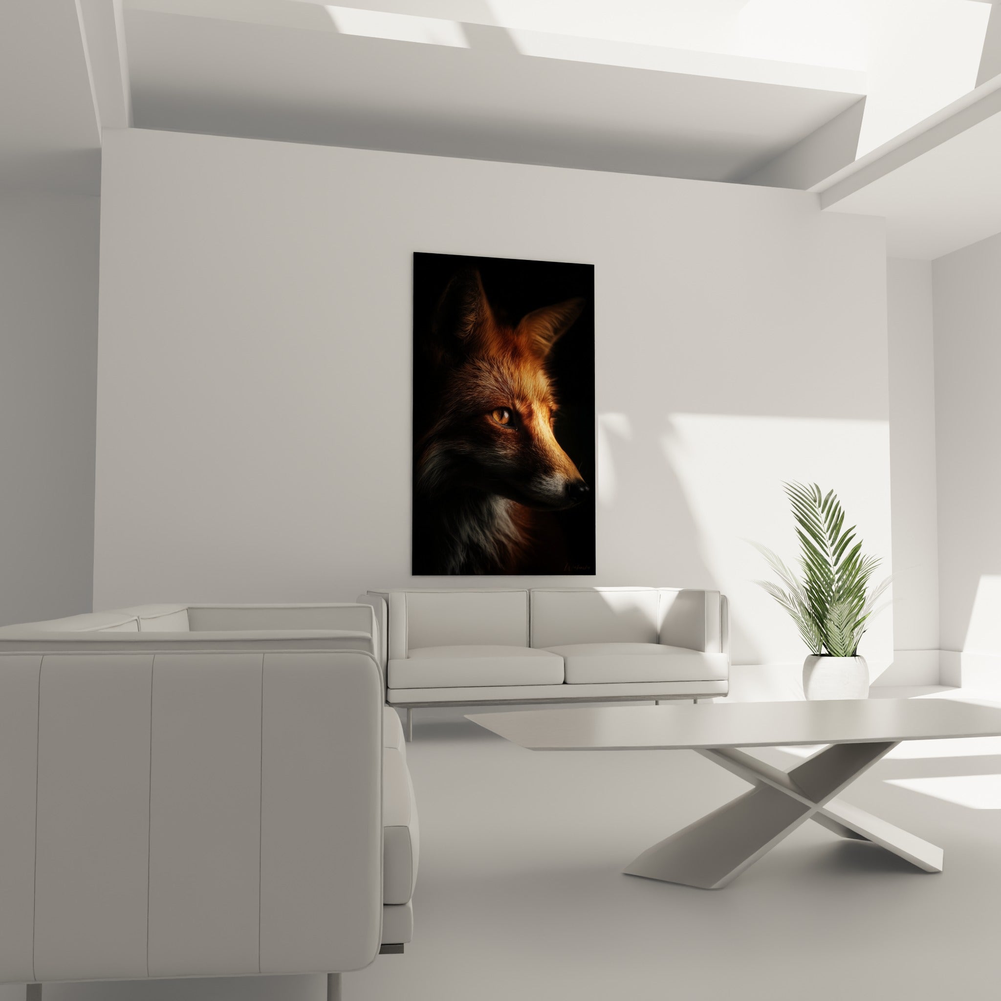 Regard perçant du renard fauve sur fond sombre, fourrure rousse détaillée, au-dessus d'un canapé dans un salon lumineux