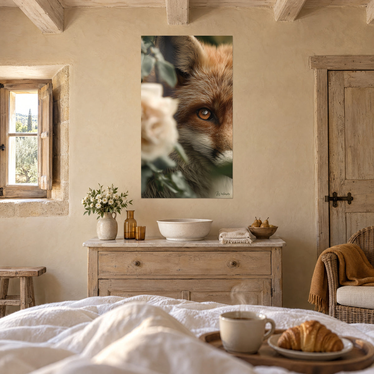 Cuadro mirada ámbar de zorro y pétalos beige desenfocados, hojas verde grisáceo, encima de una cama en un dormitorio claro