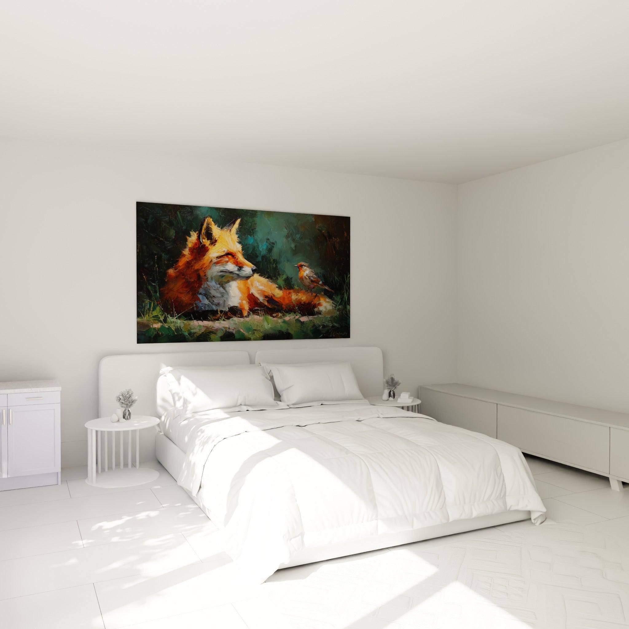 Renard couché près d'un oiseau, touches orangées et vertes, accroché au-dessus d'un lit dans une chambre claire