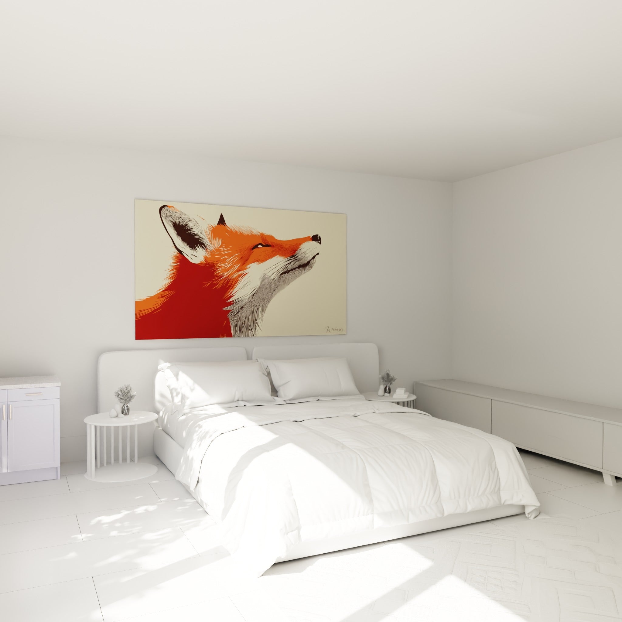 Museau relevé vers le ciel, ce renard orange et blanc trône au-dessus d'un lit dans une chambre claire