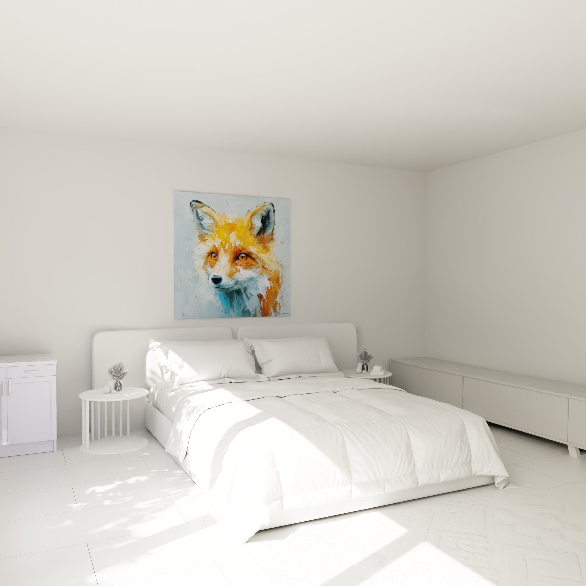Museau blanc et pelage orange du renard accroché au-dessus d'un lit dans une chambre claire
