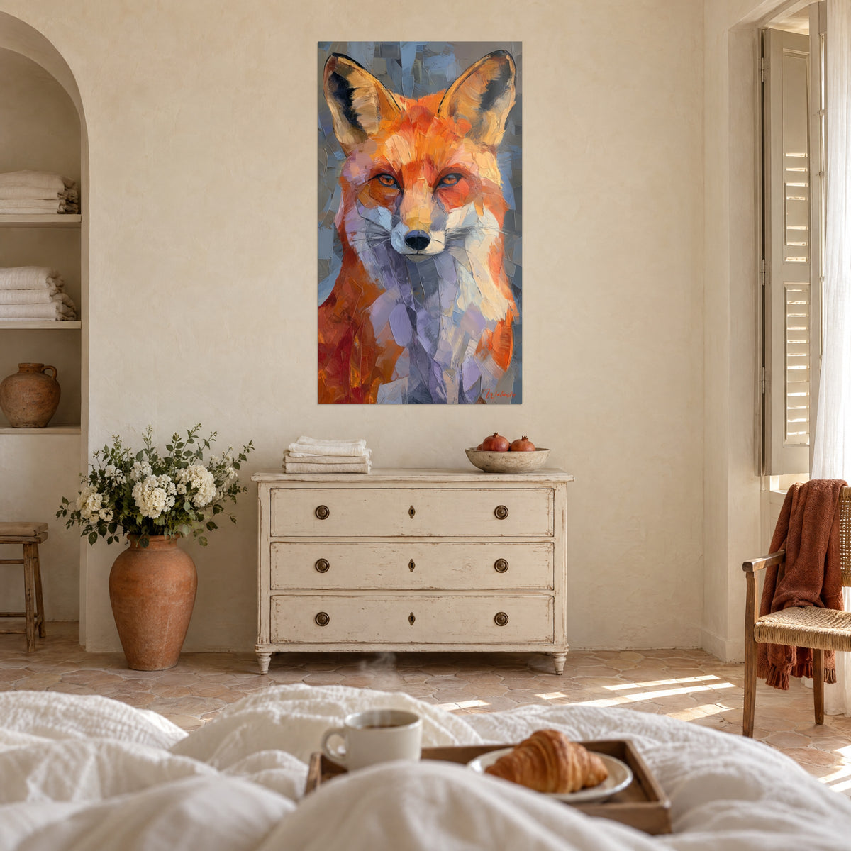 Gemälde Fuchskopf mit bernsteinfarbenem Blick, orangefarbenes, lila und elfenbeinfarbenes Fell, über einem Bett in einem hellen Schlafzimmer
