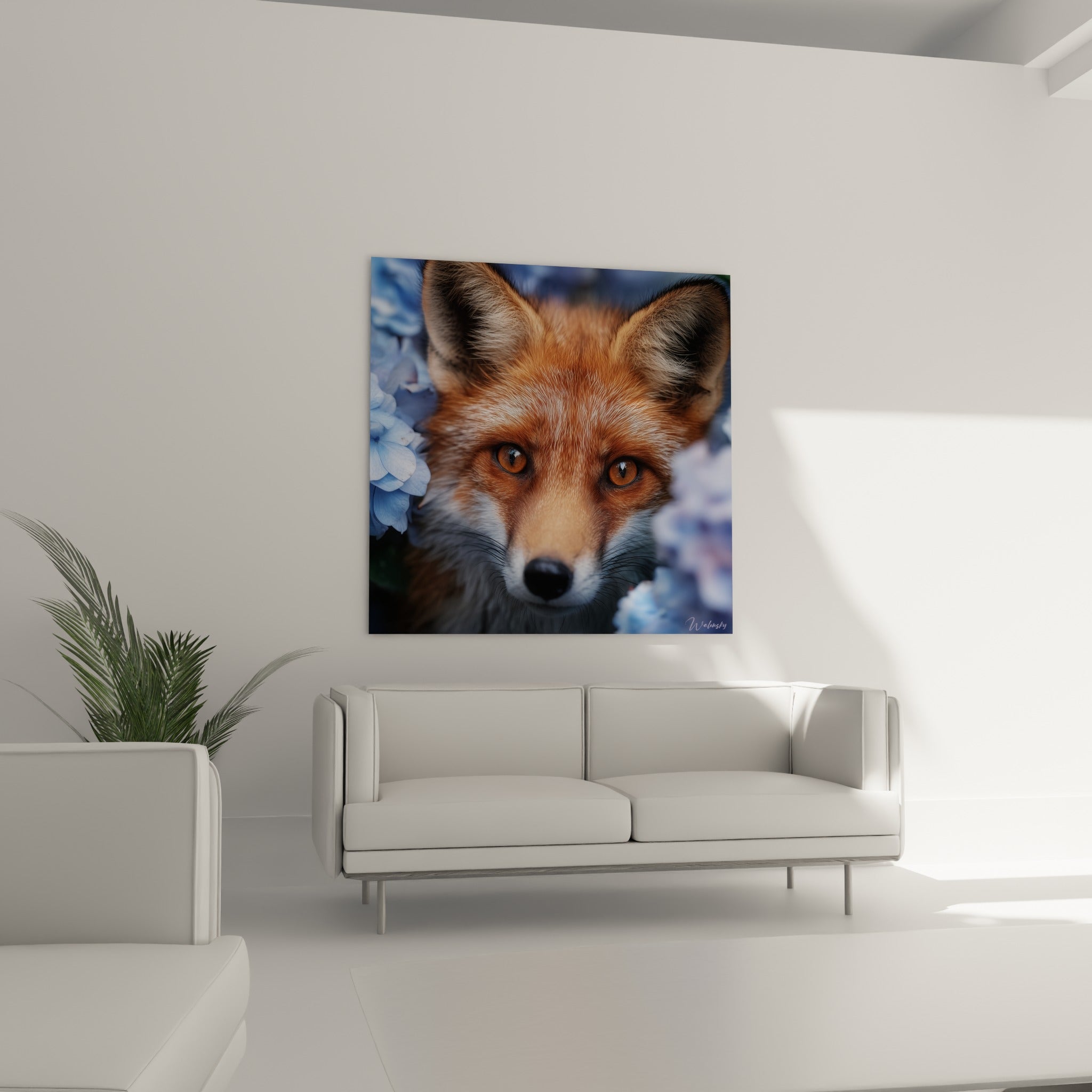 Oreilles dressées et pelage orangé du Renard installé au-dessus d'un canapé dans un salon lumineux