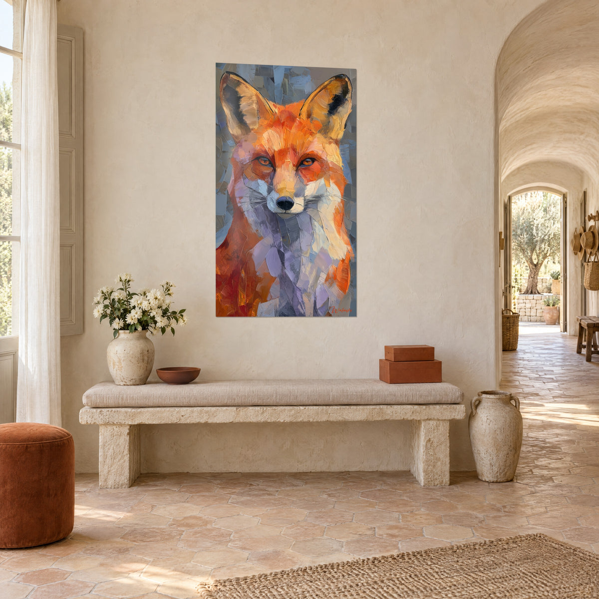 Gemälde Porträt eines Fuchses mit bernsteinfarbenen Augen, orange und graublau getupfte Farbtöne, Dreiviertelansicht, cremefarbene Wand eines provenzalischen Landhauses