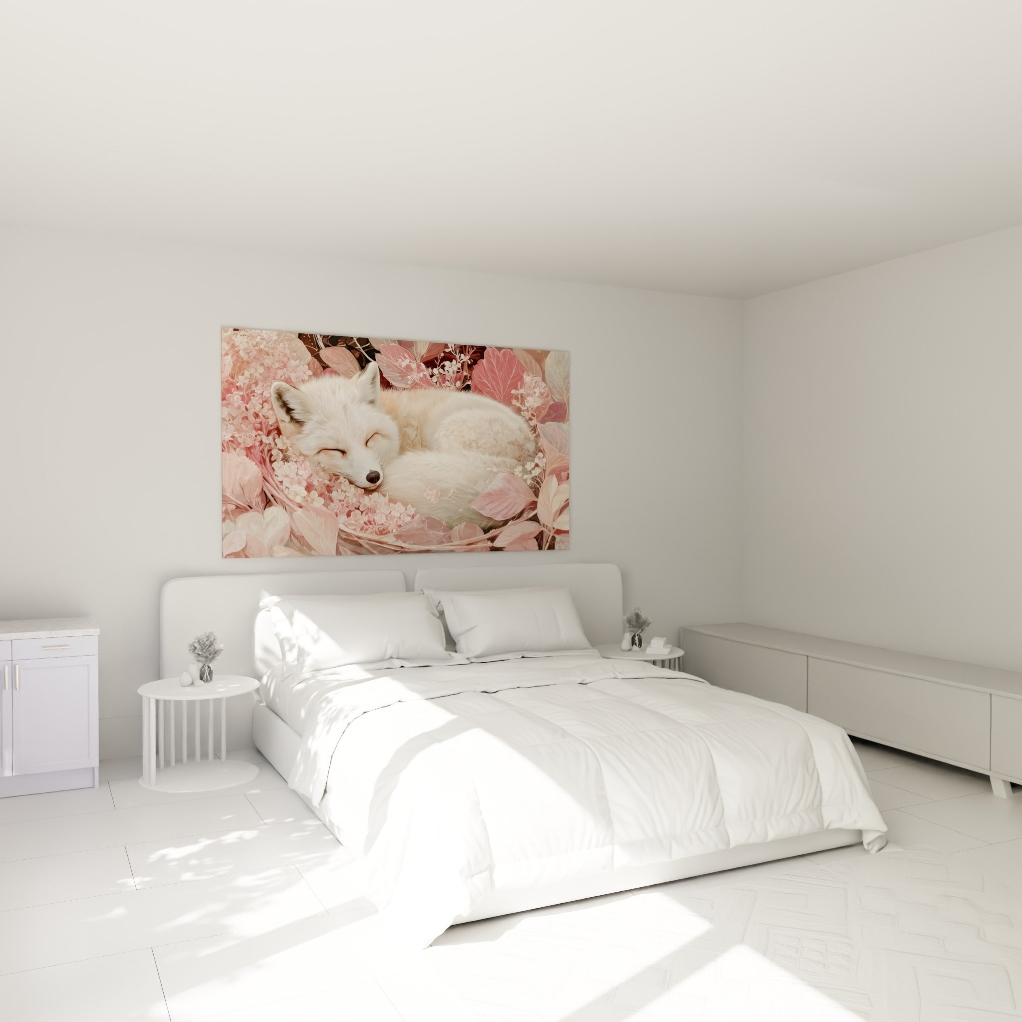 Renard blanc niché dans des feuillages roses, au-dessus d'un lit dans une chambre claire