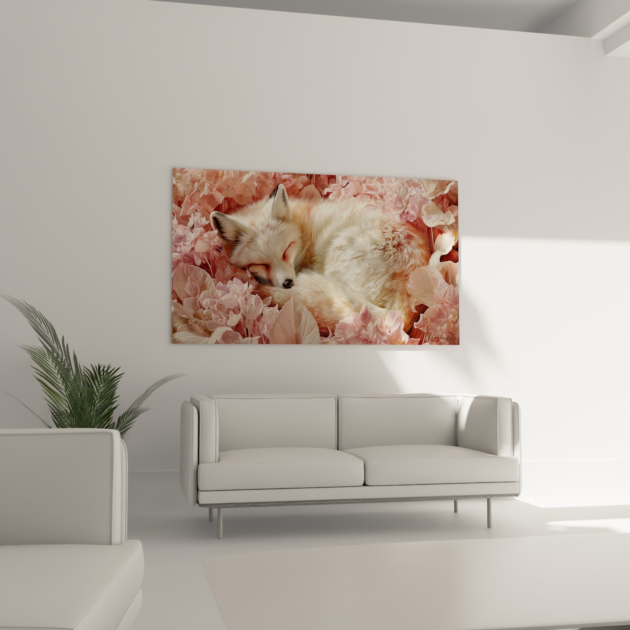 Renard blanc niché parmi les pétales roses et feuillages ocre, au-dessus d'un canapé dans un salon lumineux