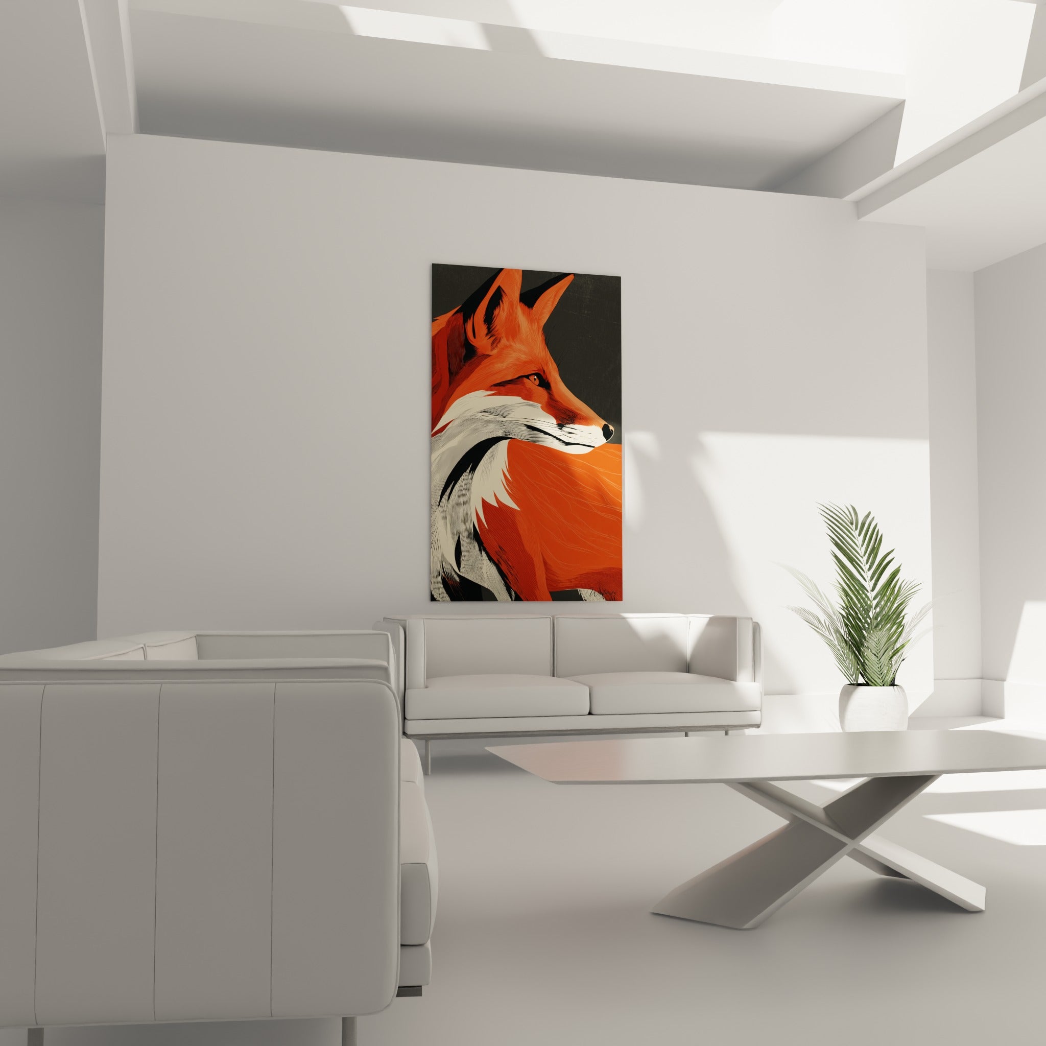 Œil ambré du renard fauve dominant un canapé dans un salon lumineux et épuré
