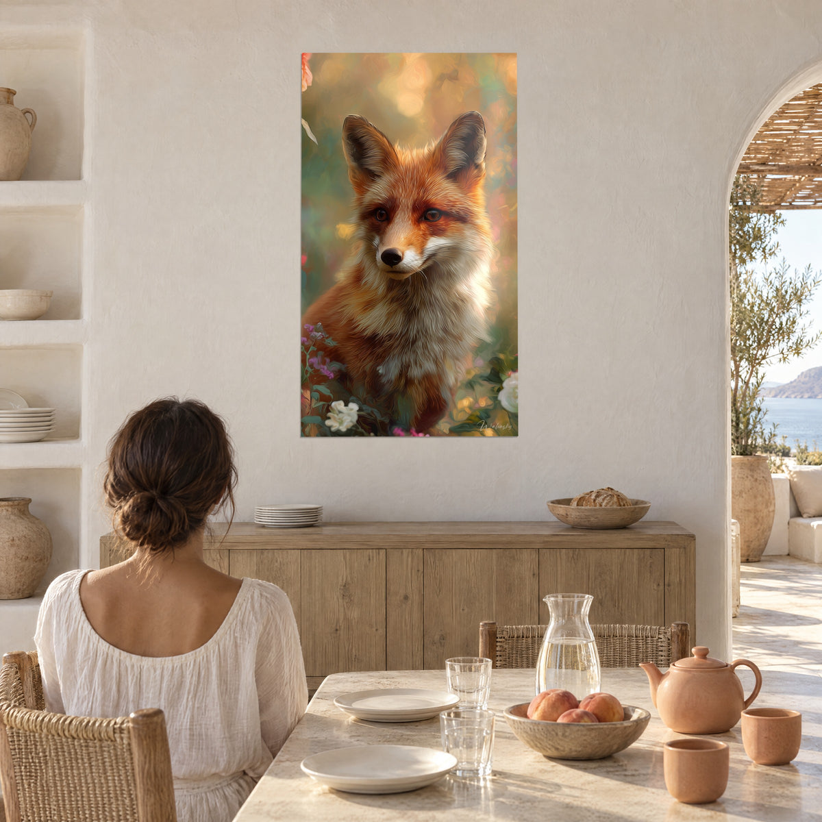 Cuadro cánido salvaje de mirada dulce, pelaje naranja y blanco, fondo verde y dorado, frente a una mesa de comedor abovedada