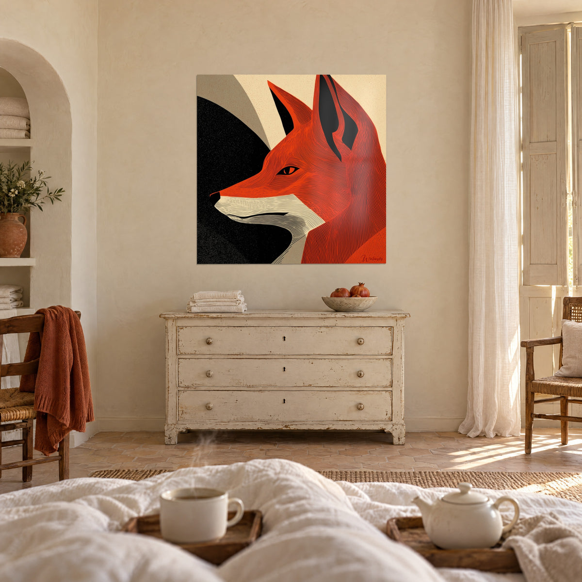 Schilderij roodachtige hondachtige met fijne arcering, zand- en zwarte achtergrond, boven een bed in een lichte slaapkamer