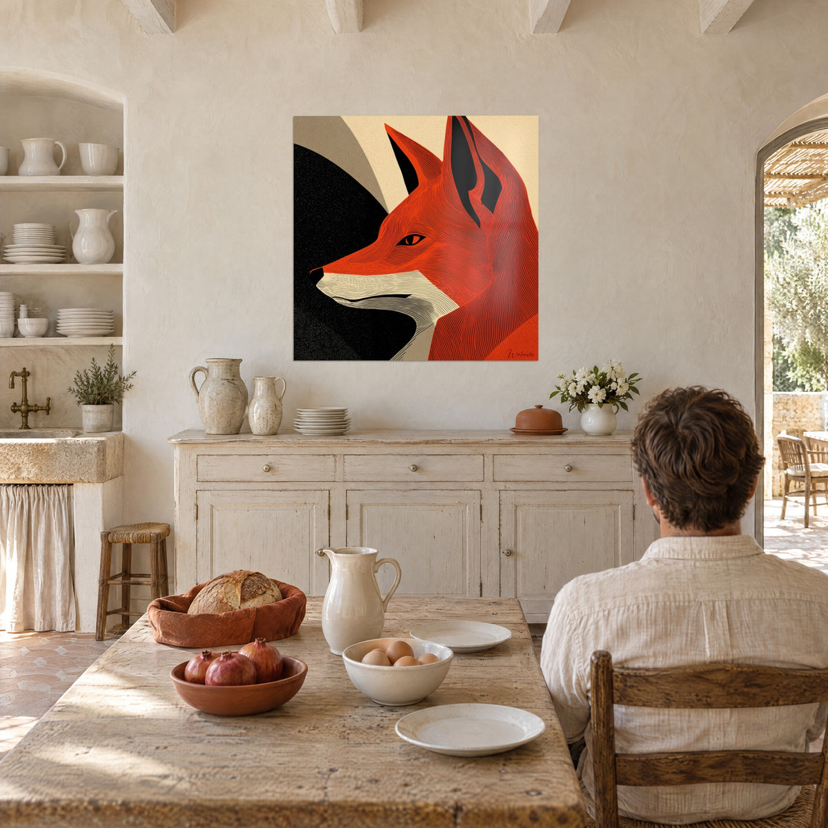 Schilderij portret van een oranje vos, rechtopstaande oren met zwarte rand, tegenover een man aan tafel in een stenen keuken