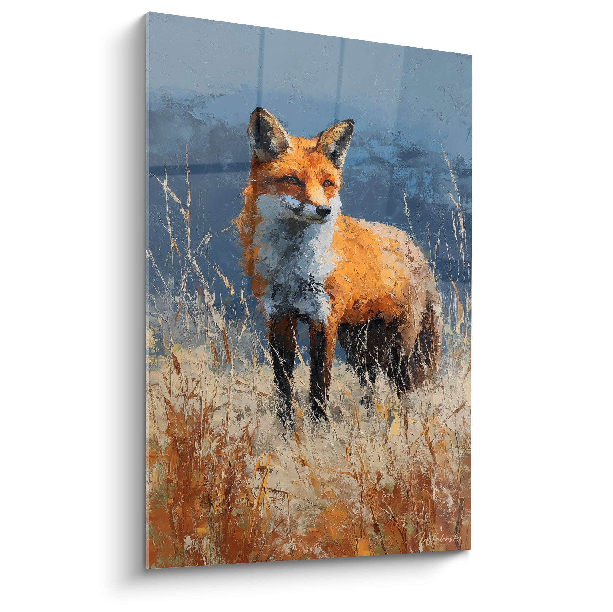 Renard roux au regard perçant, pelage orangé et fond bleu ardoise, herbes givrées en avant-plan