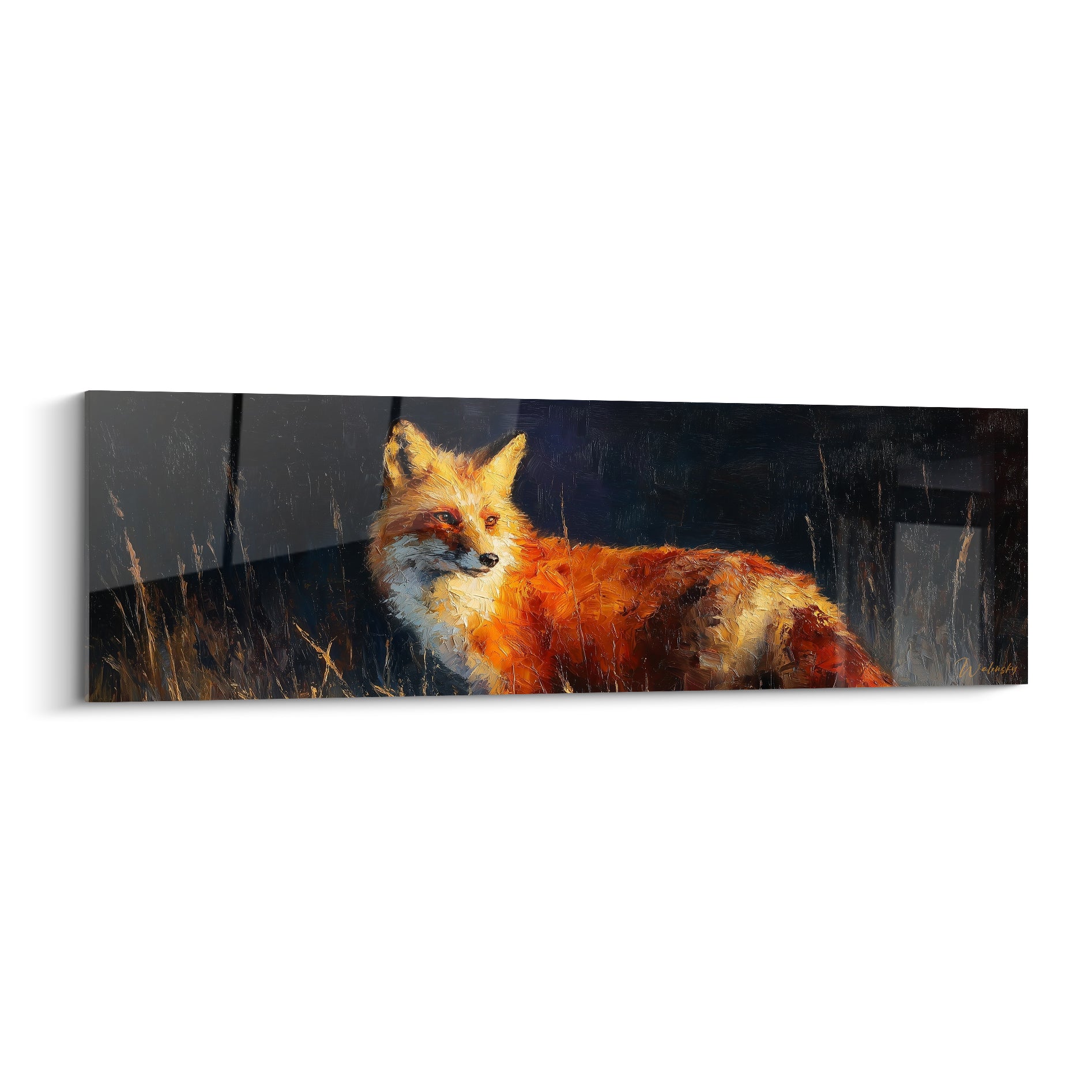 Renard roux au pelage orange et terracotta, museau blanc, dressé dans les herbes dorées nocturnes