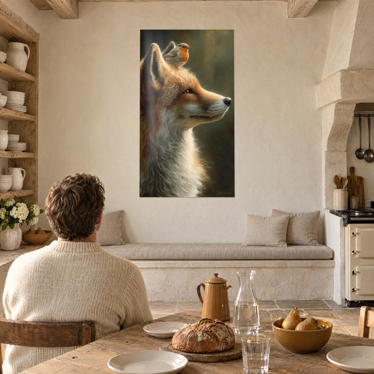Obraz portret zwierzęcy lisa o bursztynowych oczach i jego rudym ptaszku, kremowa ściana, drewniany stół i chleb w rustykalnej kuchni