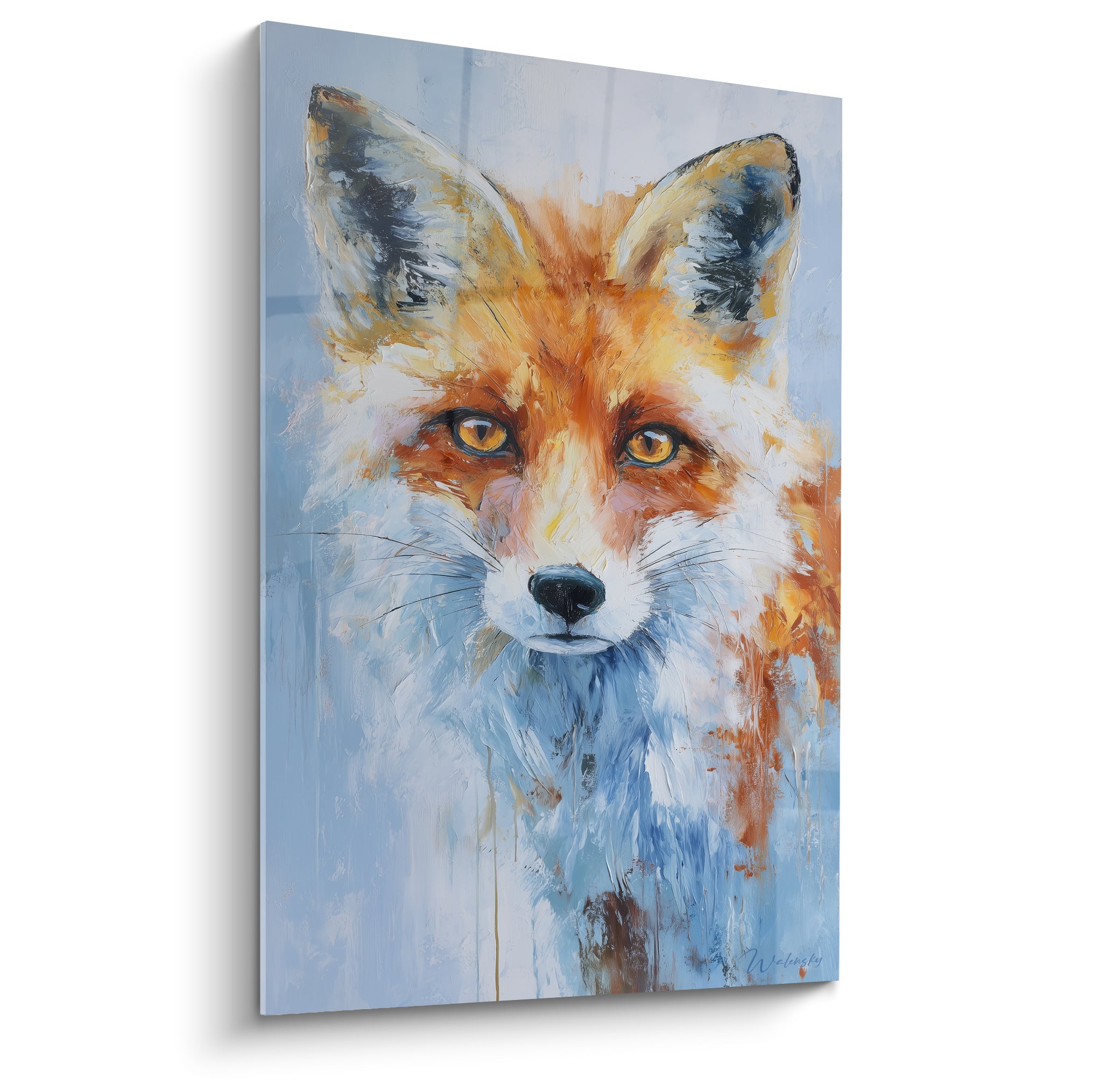 Renard roux aux yeux ambrés, pelage orange et blanc, fond bleu pastel texturé
