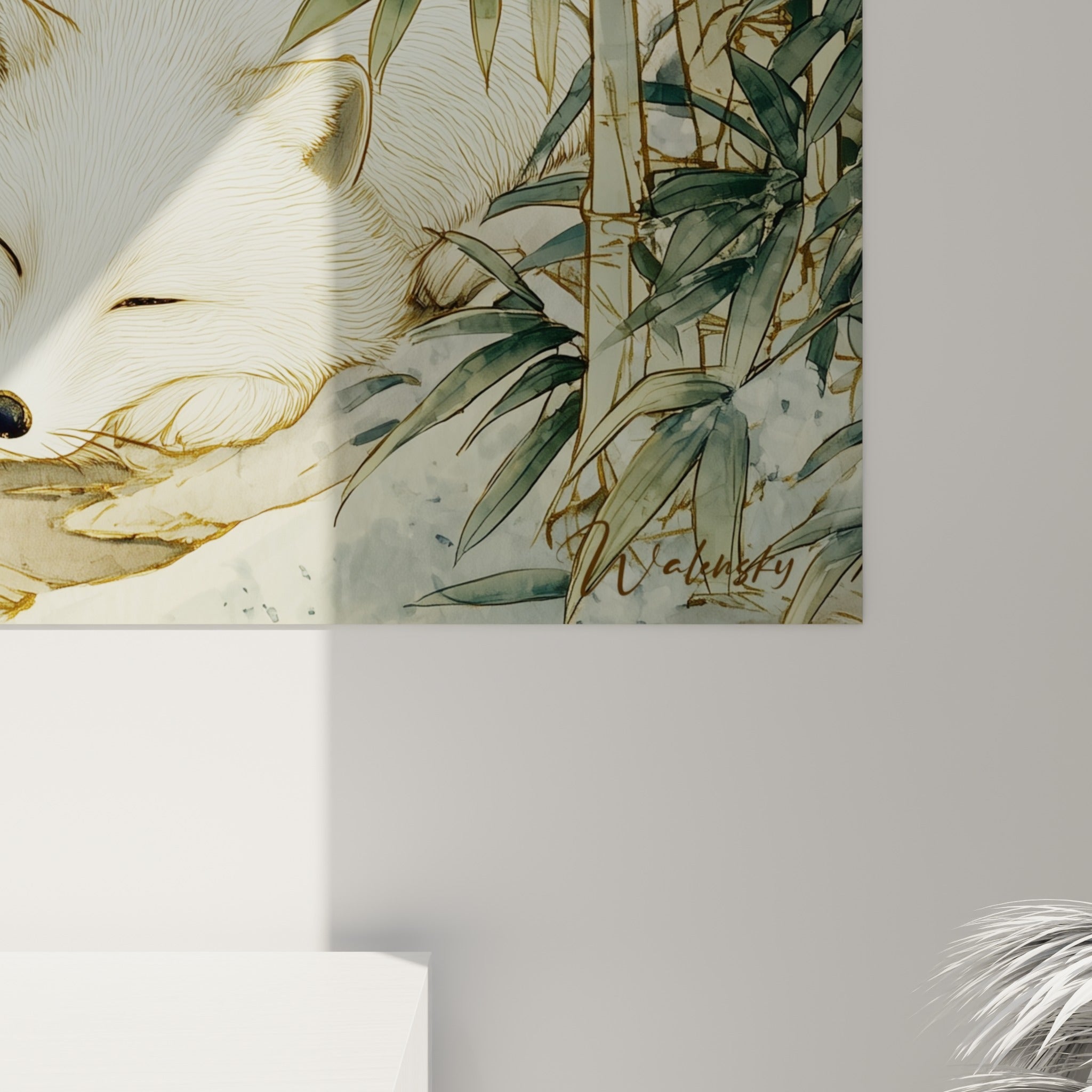 Détail du pelage finement dessiné des renards blancs, traits fins et fond doré texturé visibles de près
