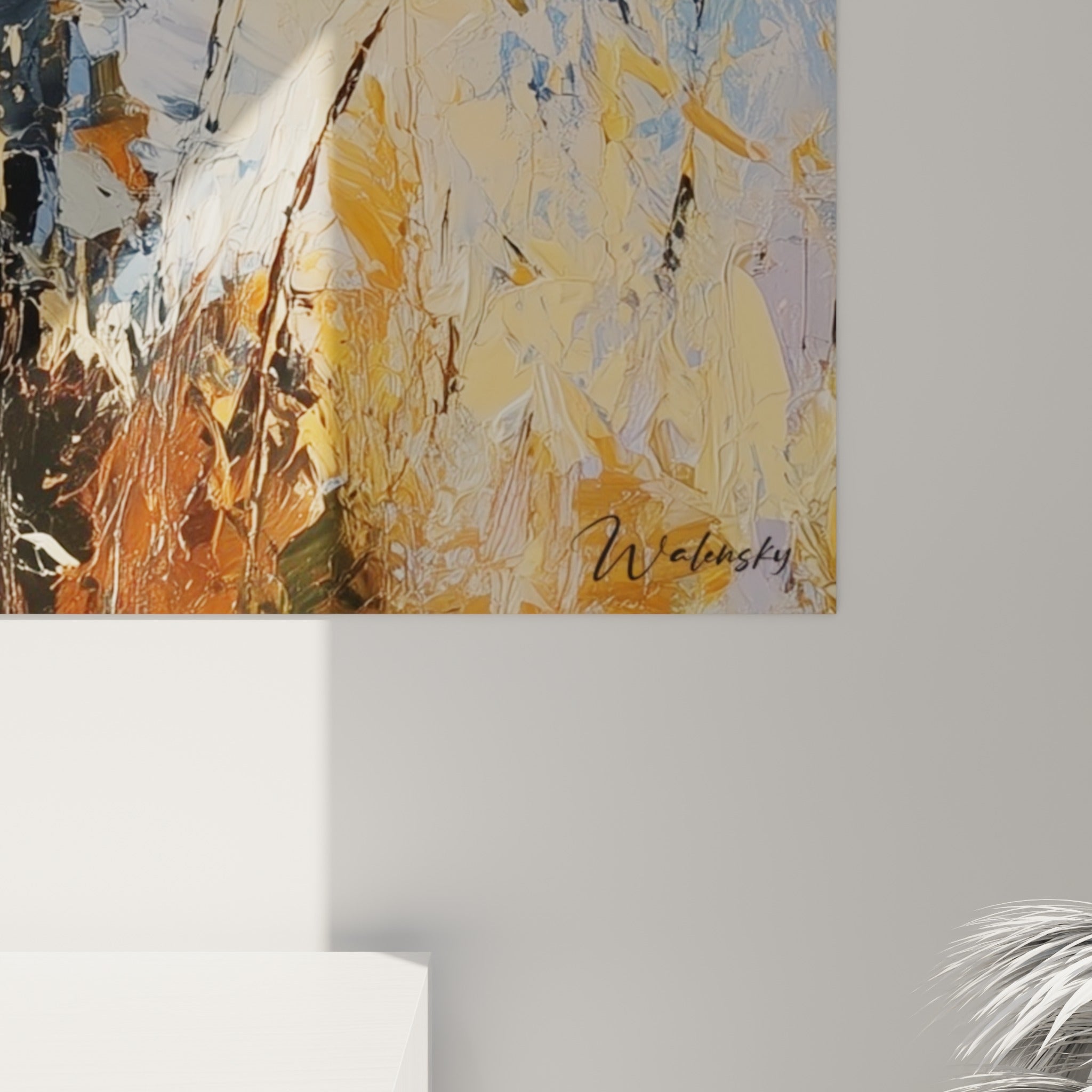Empâtements orangés et gris anthracite du pelage, coulures de peinture sur fond bleu pastel