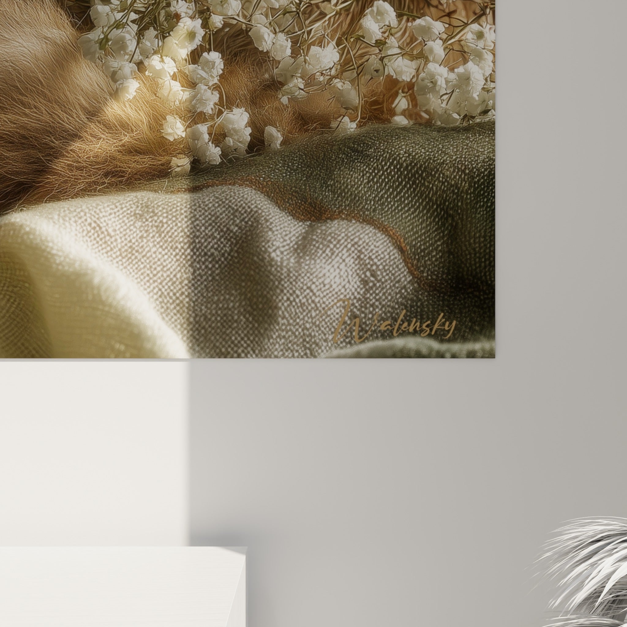 Pelage roux finement texturé du renard, coulures de lumière sur les fleurs blanches en gros plan
