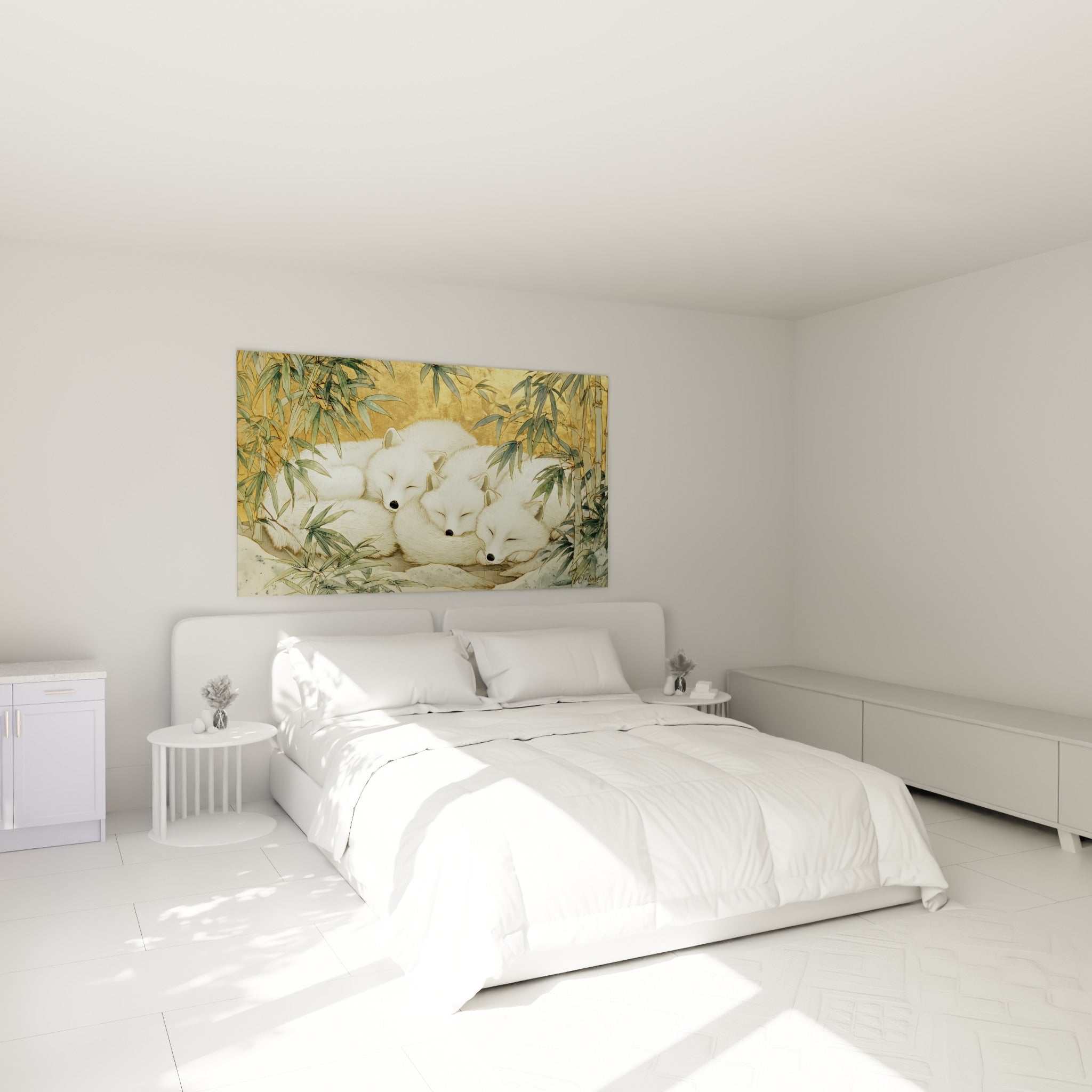 Renards polaires blottis au pelage blanc crème et fond doré, au-dessus d'un lit dans une chambre claire