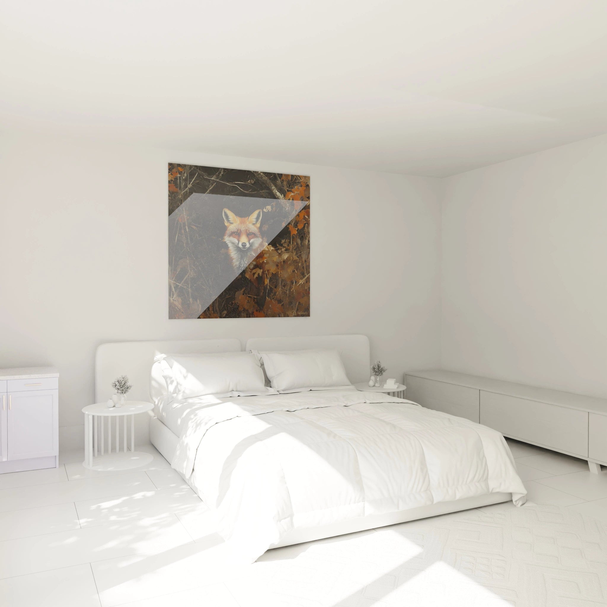 Tableau renard Walensky accroché au-dessus d'un lit blanc dans une chambre lumineuse et minimaliste