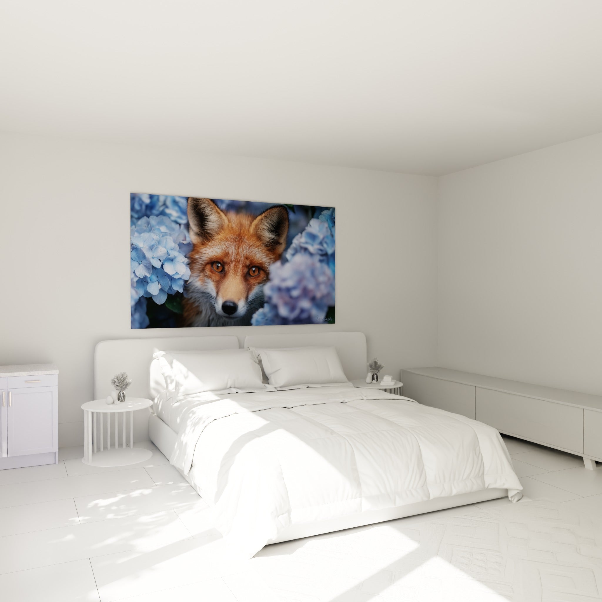 Renard fauve au regard intense entouré d'hortensias bleus, au-dessus d'un lit dans une chambre claire
