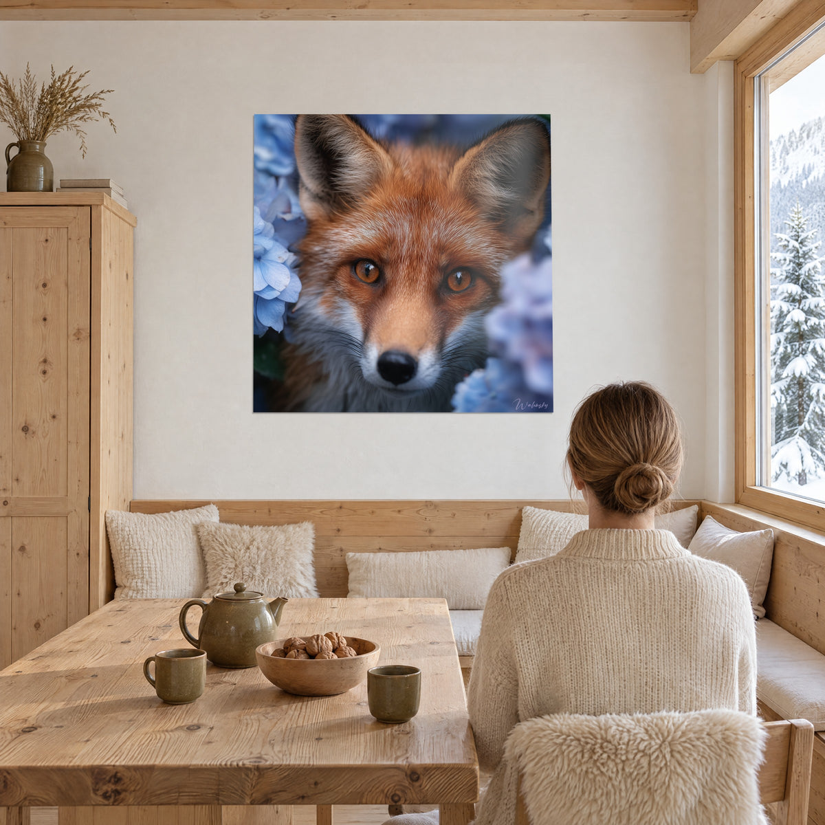 Gemälde Fuchsporträt mit spitzen Ohren, orangefarbenem und cremefarbenem Fell, unscharfe blaue Hortensien, eine Frau von hinten am Tisch neben einer Fensterfront