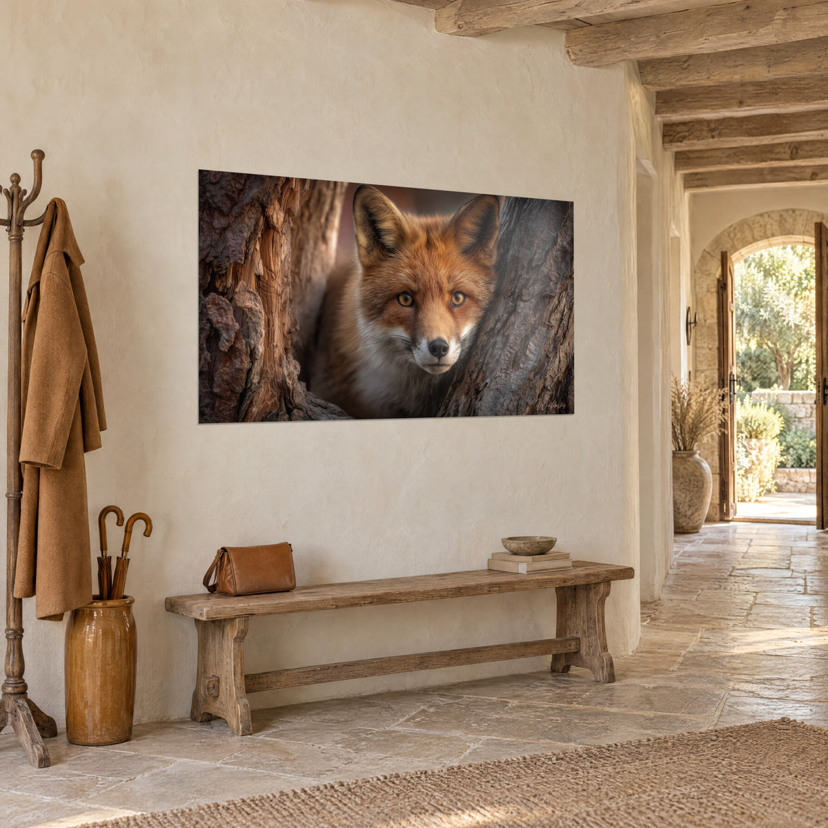 Cuadro zorro de pelaje naranja y blanco que mira fijamente al objetivo, pared de yeso beige, banco de madera, pasillo de piedra clara