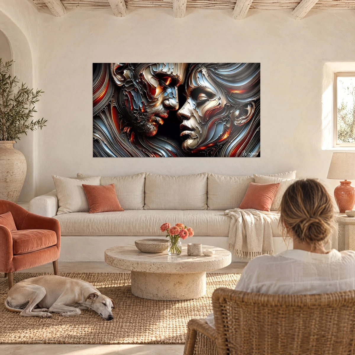 Tableau couple face à face aux reliefs d'empâtement ivoire et rouge cuivré, au-dessus d'un canapé dans un salon lumineux