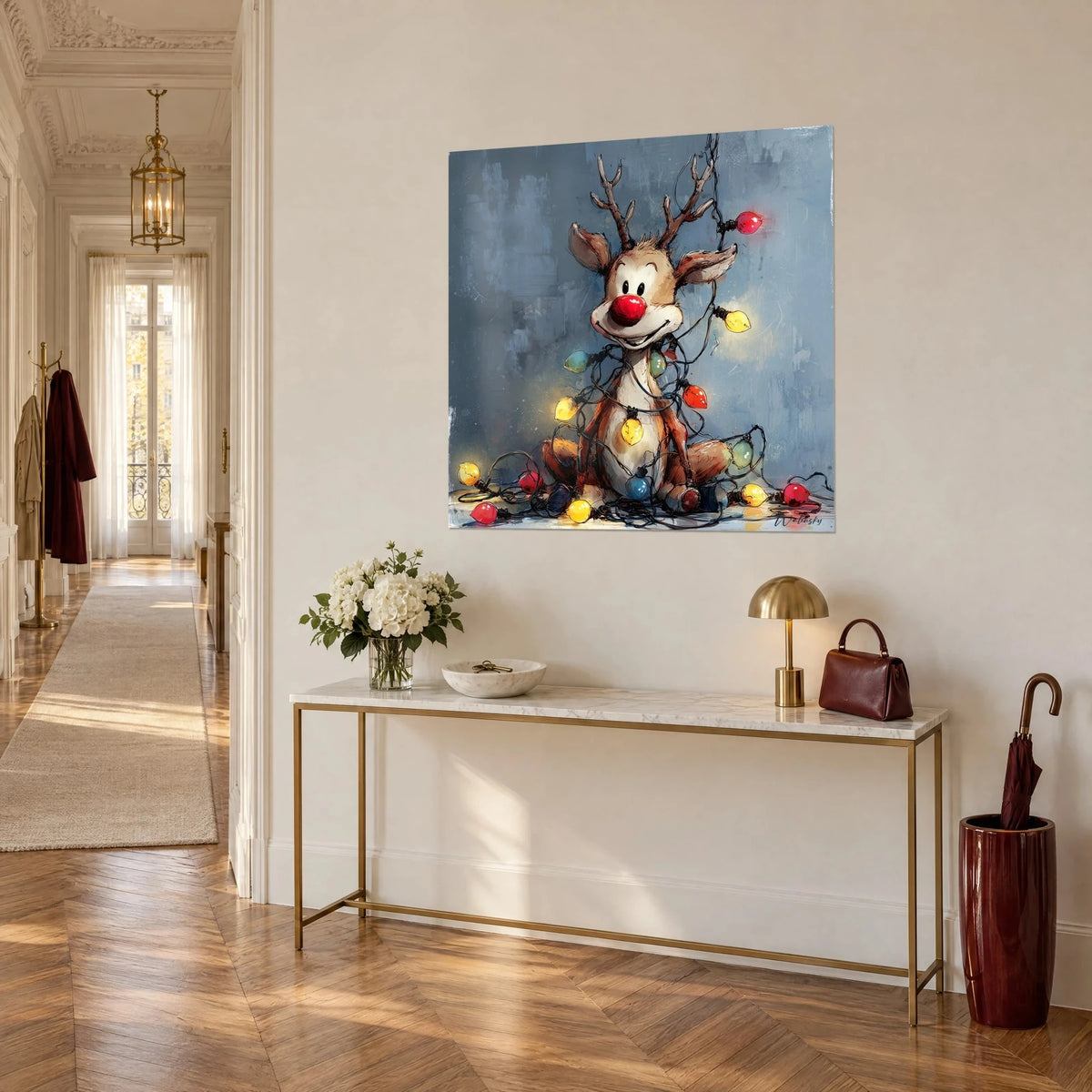 Tableau Rudolph souriant aux bois bruns, ampoules de Noël jaunes et bleues sur fond gris-bleu, mur d'une entrée haussmannienne