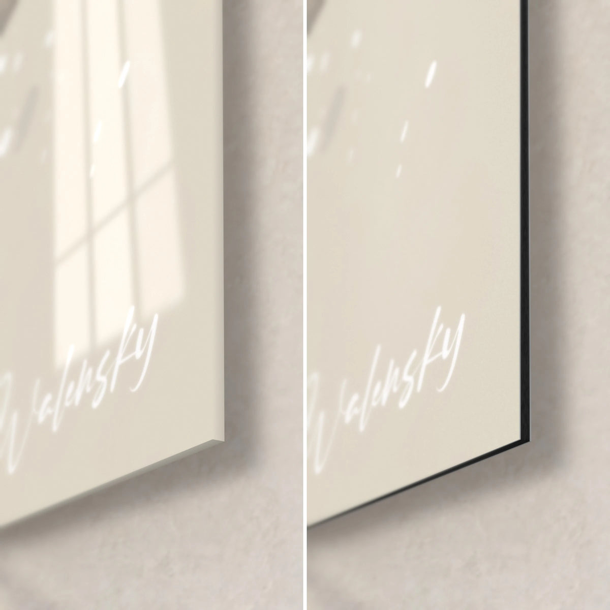 Quadro renna di Natale, angolo in basso a destra: vetro acrilico lucido che riflette una finestra, alluminio Dibond beige opaco, bordo nero da 3 mm
