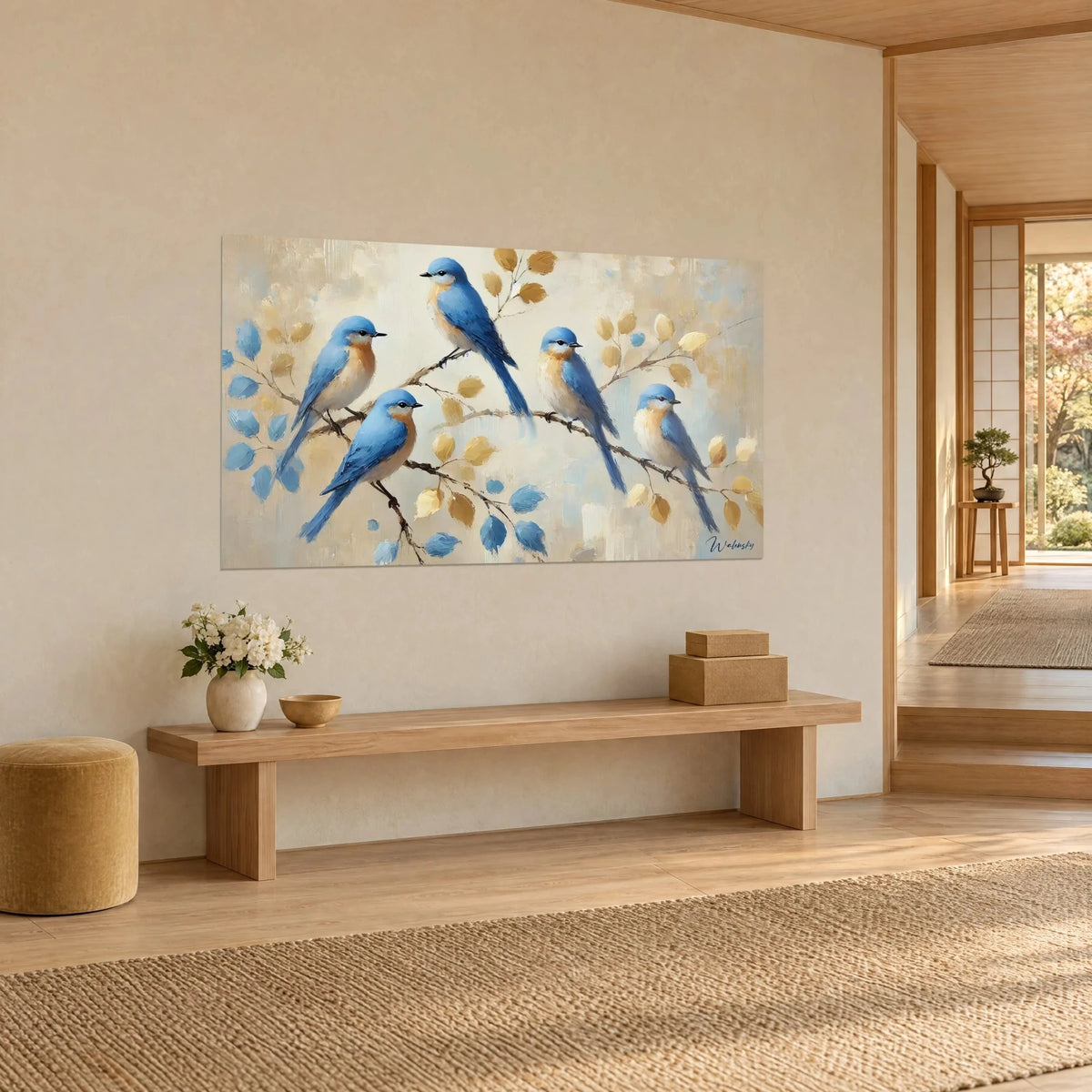 Gemälde mit einem Schwarm himmelblauer Vögel auf feinen Zweigen, aprikosenfarbene Bäuche, ockerfarbenes und blaues Laub, cremefarbener Hintergrund, Wand eines japandi Eingangsbereichs