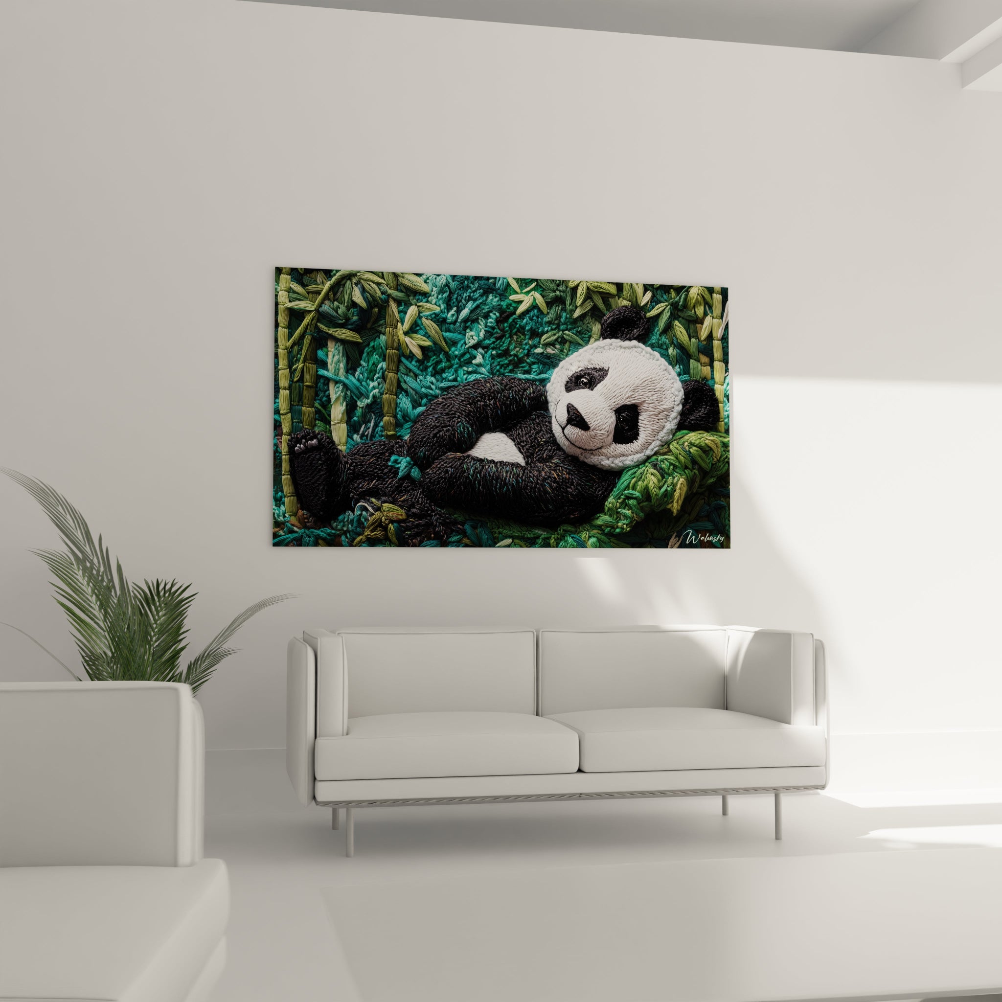 Un tableau textile représentant un panda en position détendue entouré de bambous verts, où chaque fil noir, blanc et turquoise crée une texture tridimensionnelle saisissante, mettant en valeur le contraste entre le pelage structuré de l'animal et le fond végétal luxuriant.
