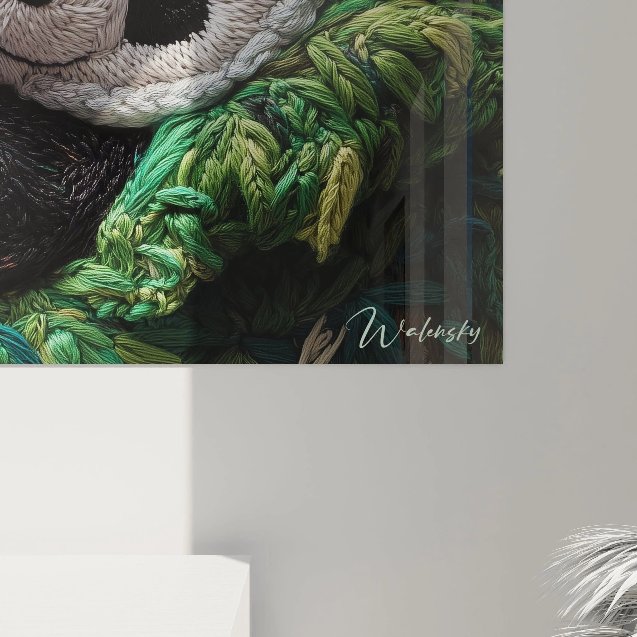 Un tableau panda en relief montrant un spécimen au repos dans son habitat naturel, avec des textures de crochet sophistiquées qui créent une représentation hyperréaliste où chaque détail du pelage noir et blanc et des tiges de bambou vert et turquoise est minutieusement travaillé.
