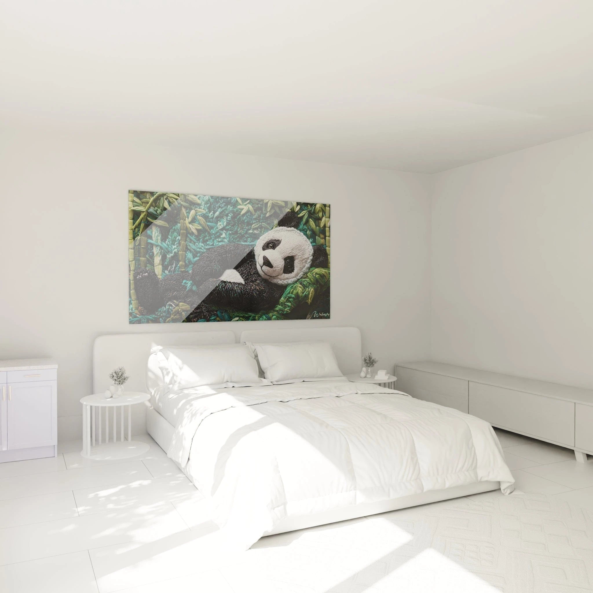 Un tableau panda style crochet montrant un animal détaillé au repos dans une forêt de bambou, réalisé avec des fils noirs, blancs et turquoise entrelacés formant des textures variées qui reproduisent fidèlement le pelage doux et les bambous structurés.
