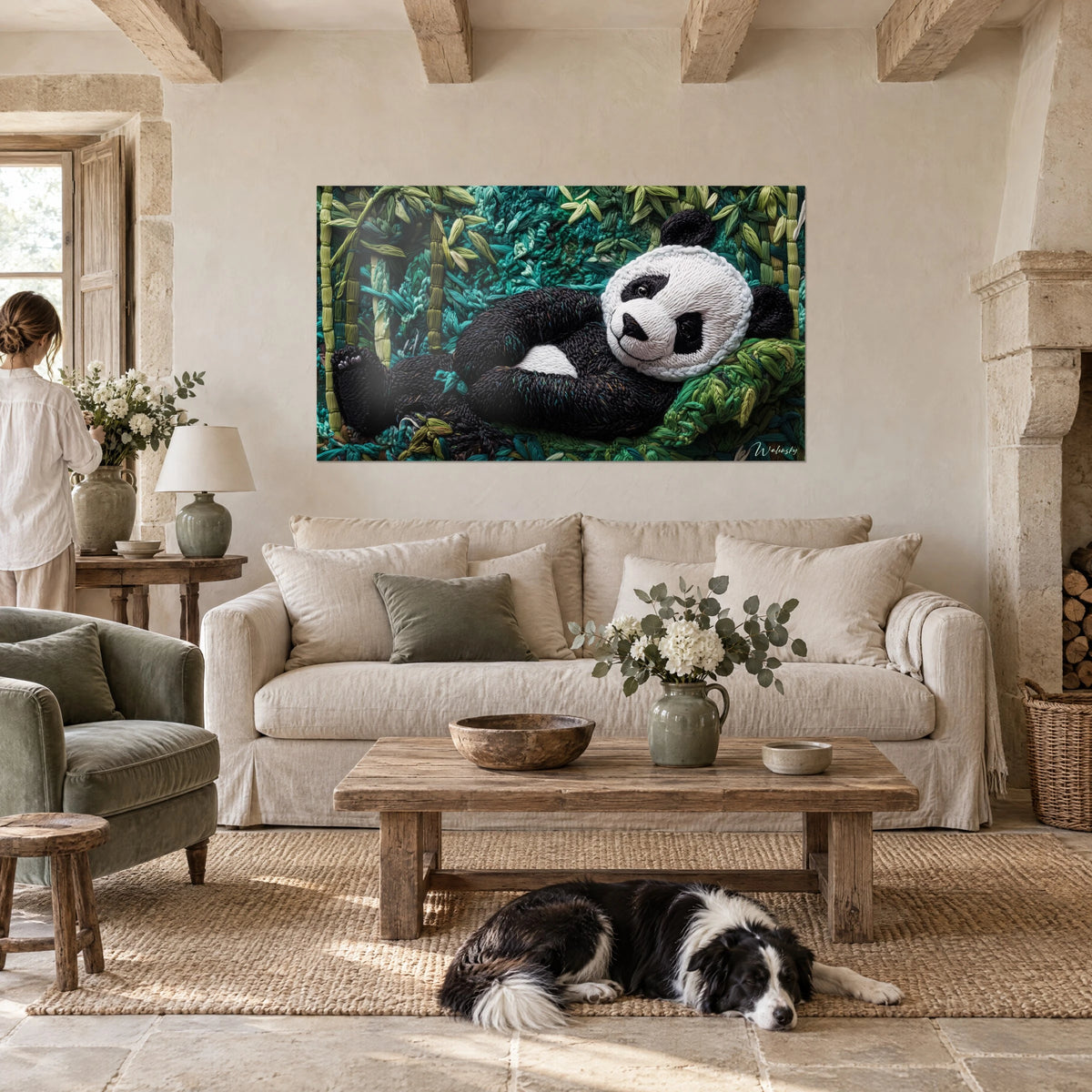 Πίνακας με γιγαντιαίο panda κεντημένο με μαύρες και λευκές κλωστές σε πράσινα μπαμπού, κολάι ξαπλωμένο, πάνω από καναπέ σε φωτεινό σαλόνι